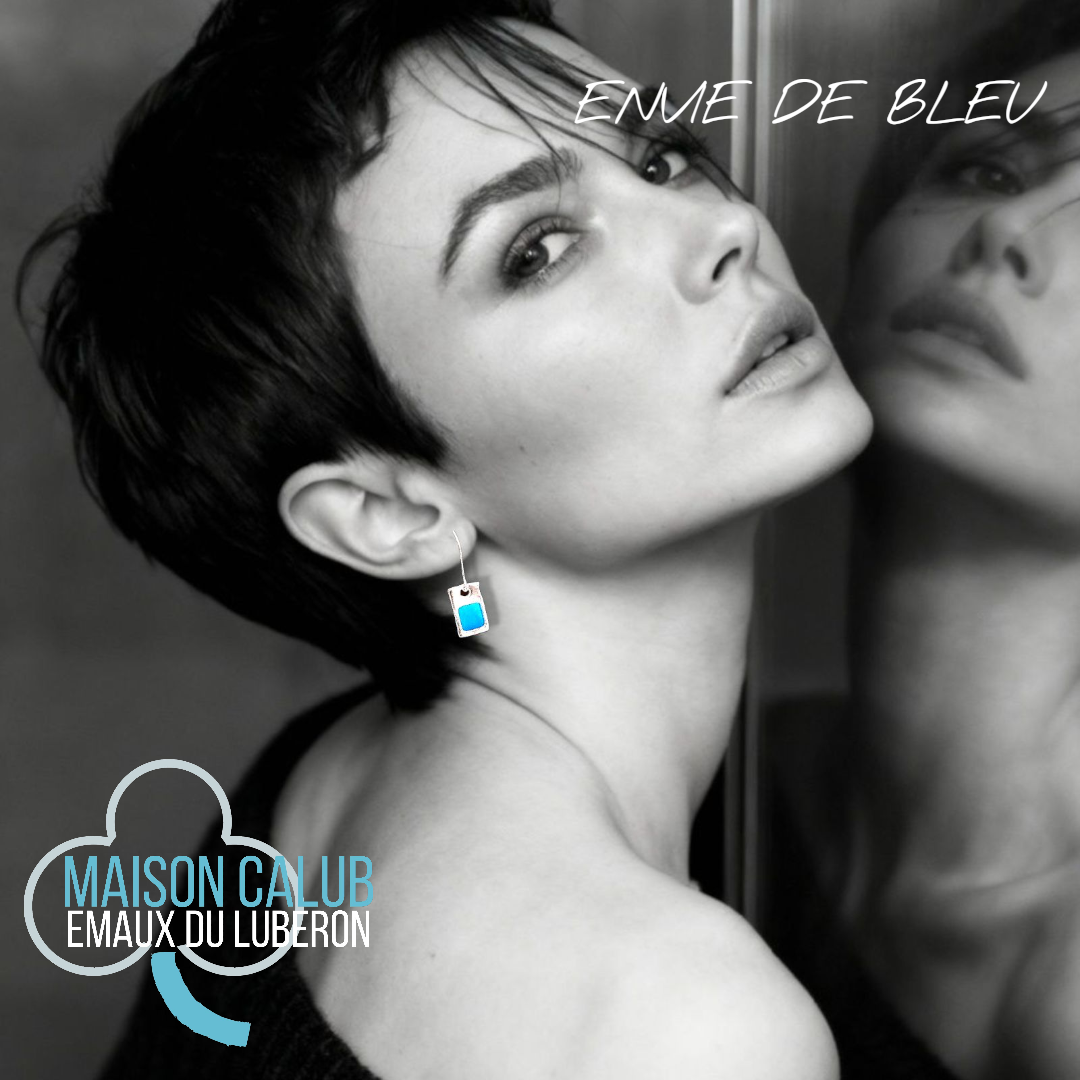 création artisanale made in france, fait main, bijou artisanal en émail grand feu, boucles d'oreilles contemporaines bleues de chez maison Calub 