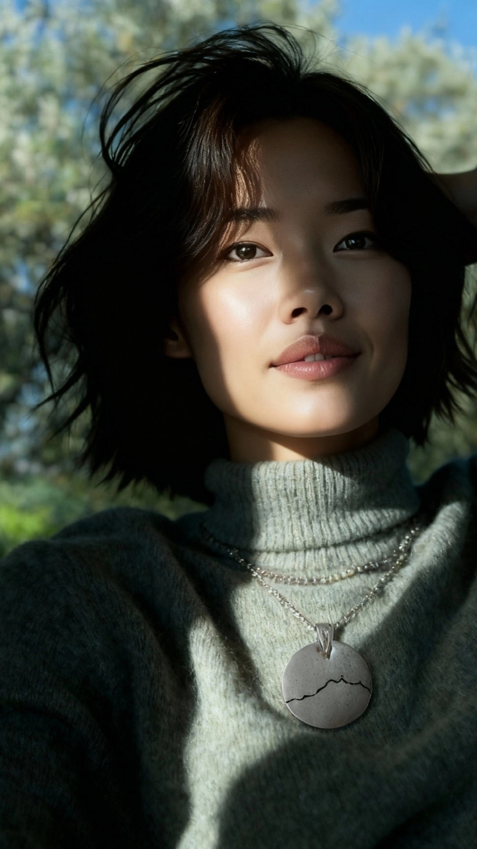 bijou artisanal fait main, grand pendentif en émail blanc avec une ligne noire représentant le profil de la montagne Sainte-Victoire. Création originale Maison calub