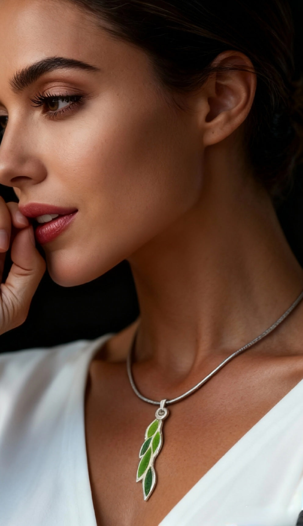 femme portant le pendentif léger en émail sur argent champlevé forme branche de laurier couleur verte 2 tons. Bijou artisanal émaux translucides chez maison calub les émaux du Luberon