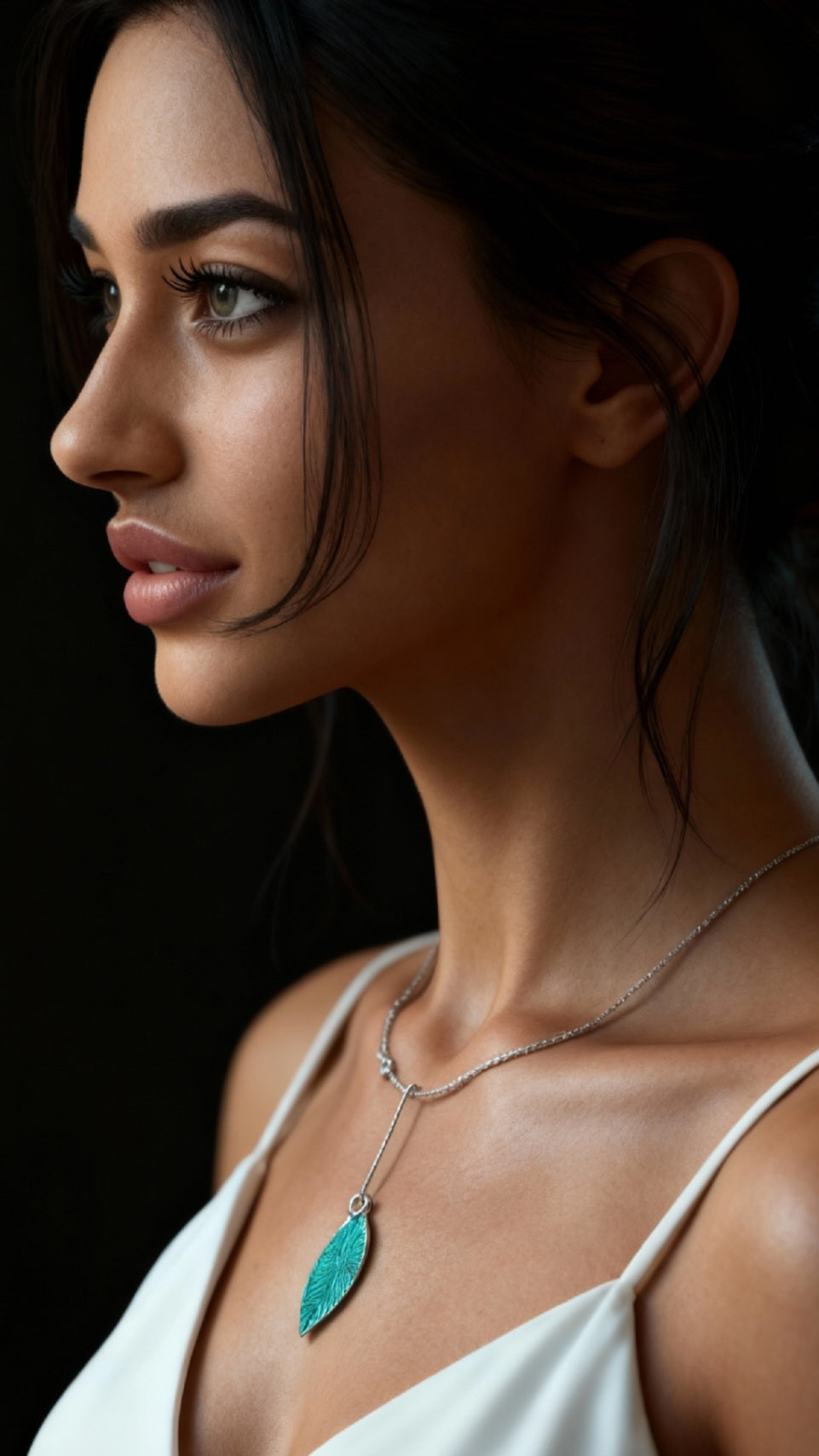 femme portant un pendentif en email grand feu vert motif de feuille sur argent fin - bijou artisanal maison calub -cadeau original femme