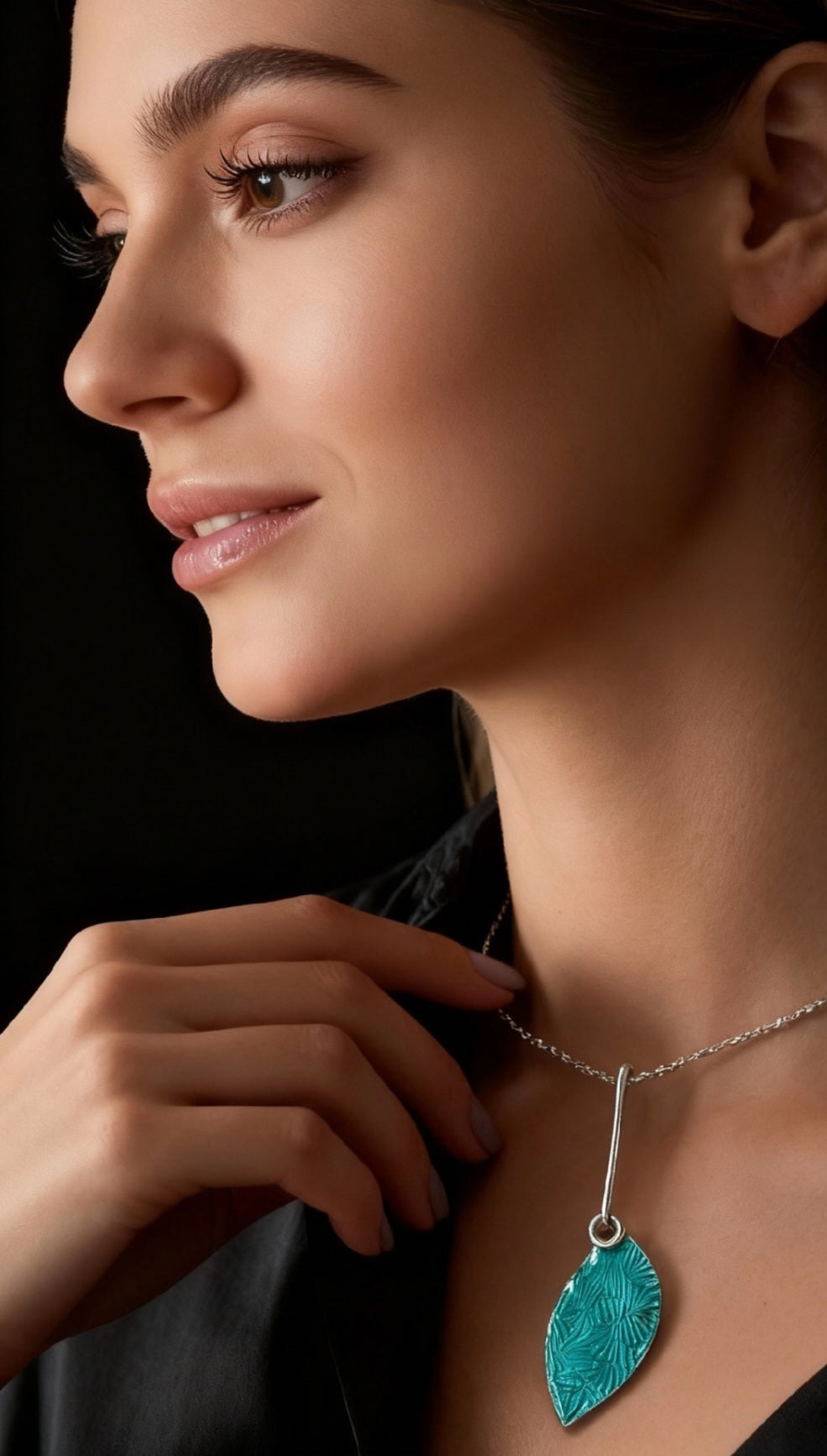 femme portant un pendentif en email grand feu vert motif de feuille sur argent fin - bijou artisanal maison calub -cadeau original femme