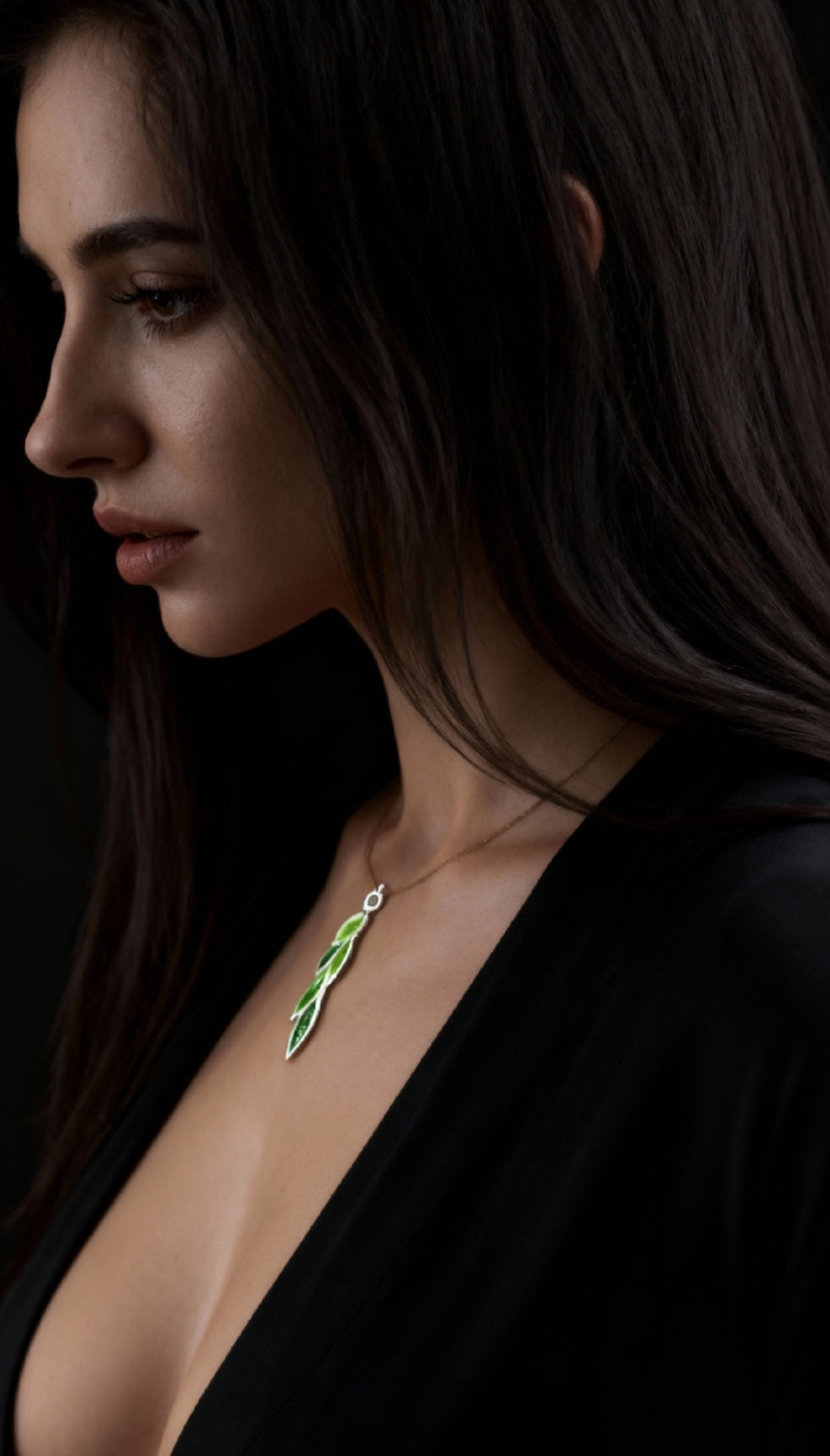 femme portant le pendentif léger en émail sur argent champlevé forme branche de laurier couleur verte 2 tons. Bijou artisanal émaux translucides chez maison calub les émaux du Luberon