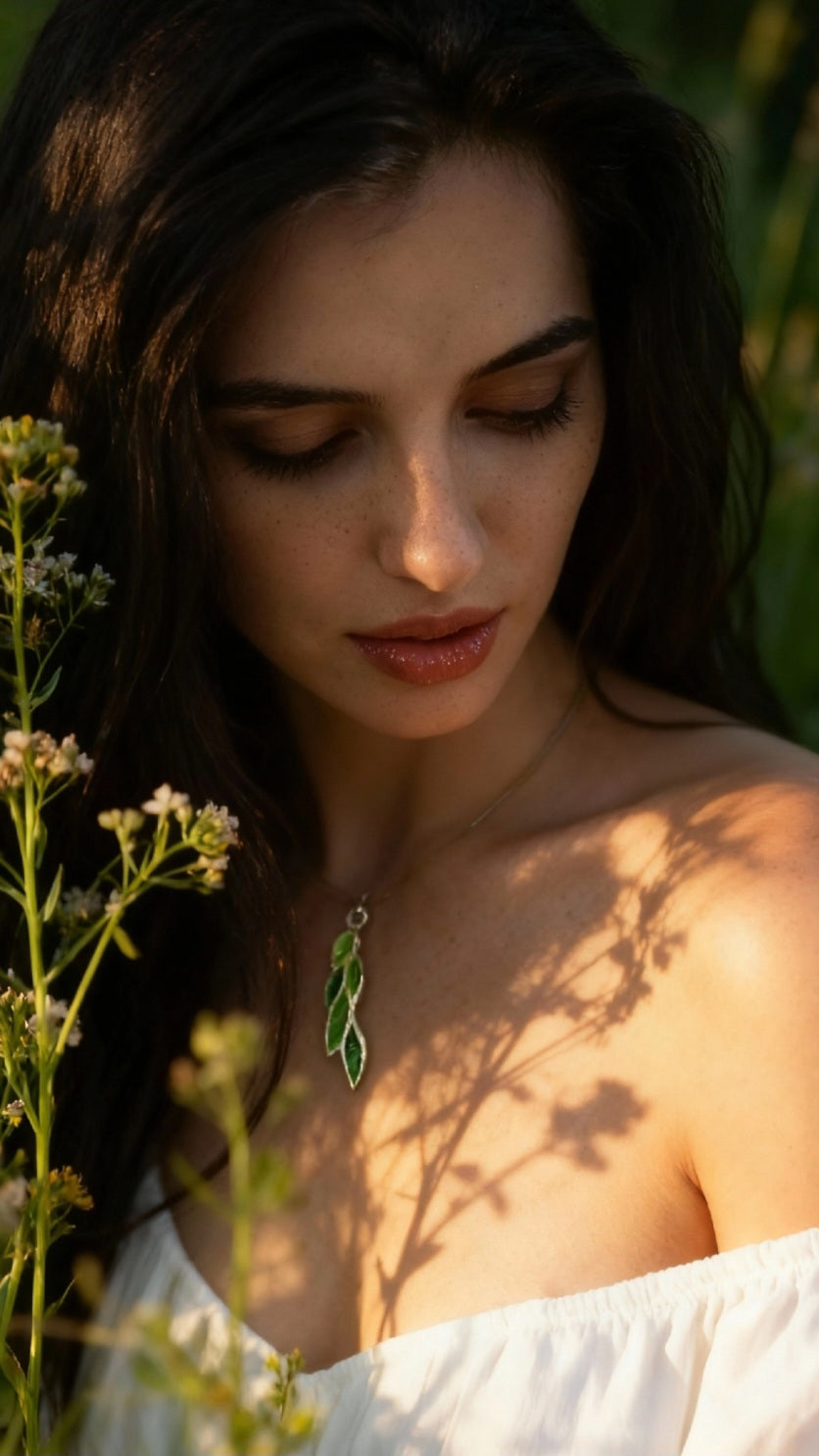 femme portant le pendentif léger en émail sur argent champlevé forme branche de laurier couleur verte 2 tons. Bijou artisanal émaux translucides chez maison calub les émaux du Luberon