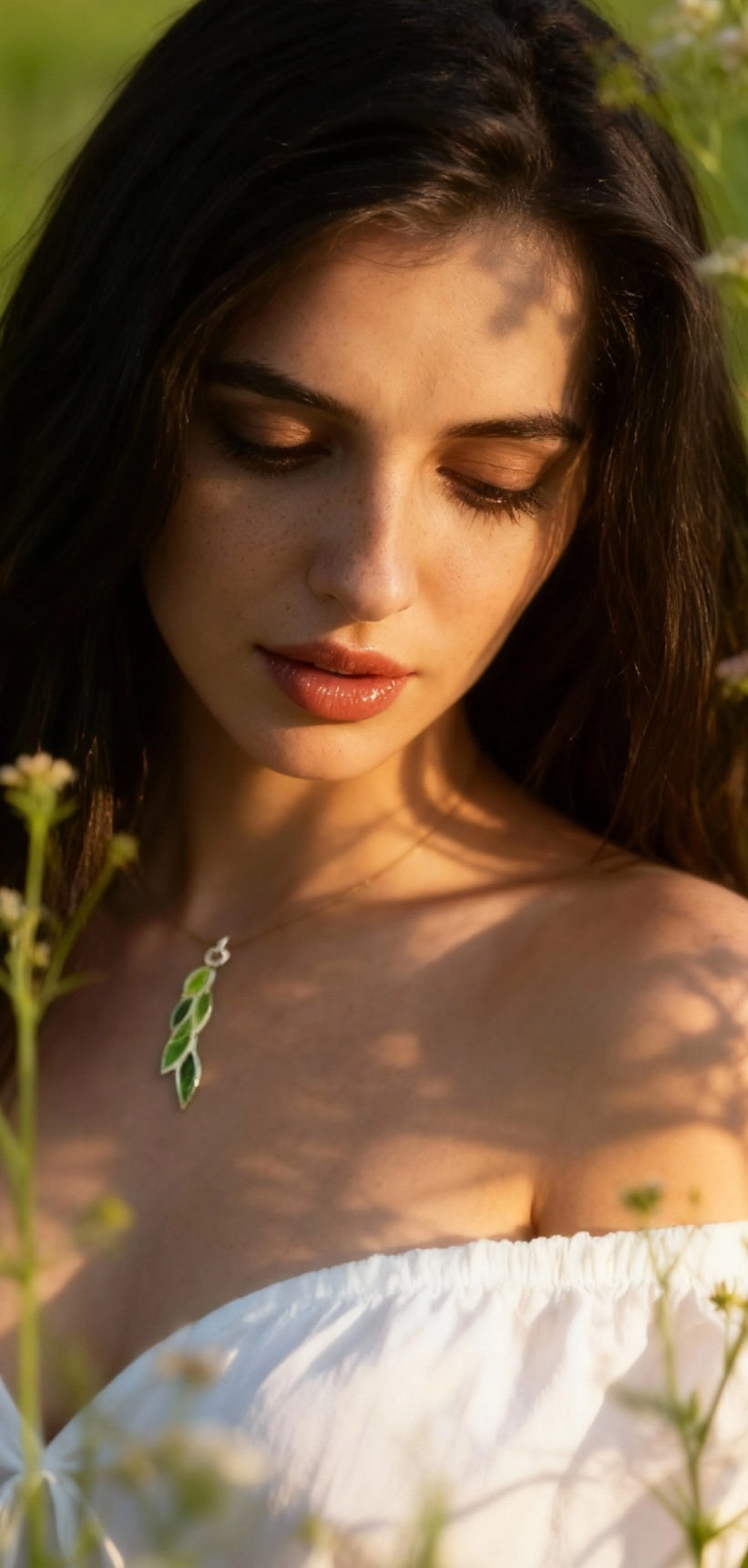 femme portant le pendentif léger en émail sur argent champlevé forme branche de laurier couleur verte 2 tons. Bijou artisanal émaux translucides chez maison calub les émaux du Luberon