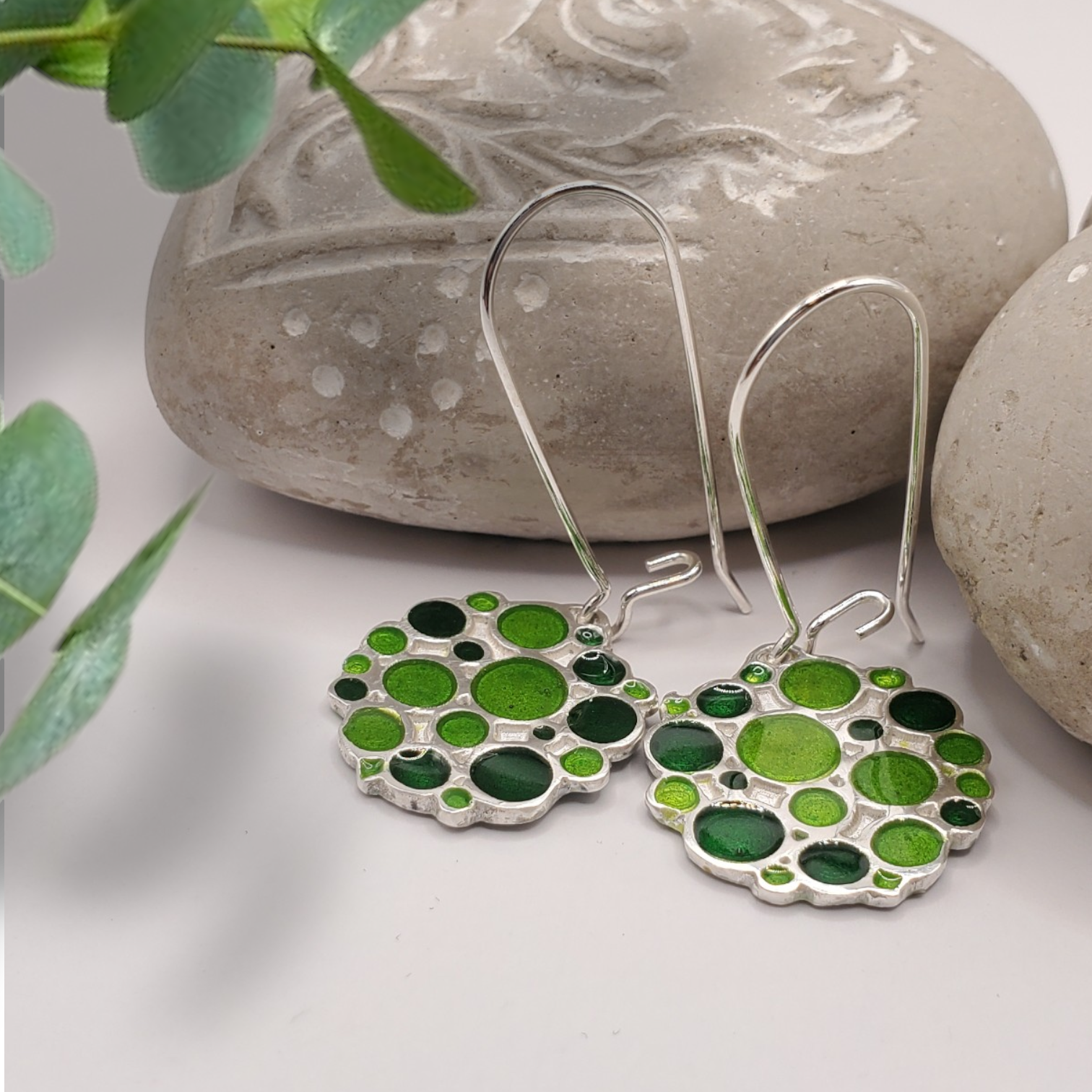 Boucles d'oreilles artisanales email argent, design graphique bulles vert, bijou artisanal