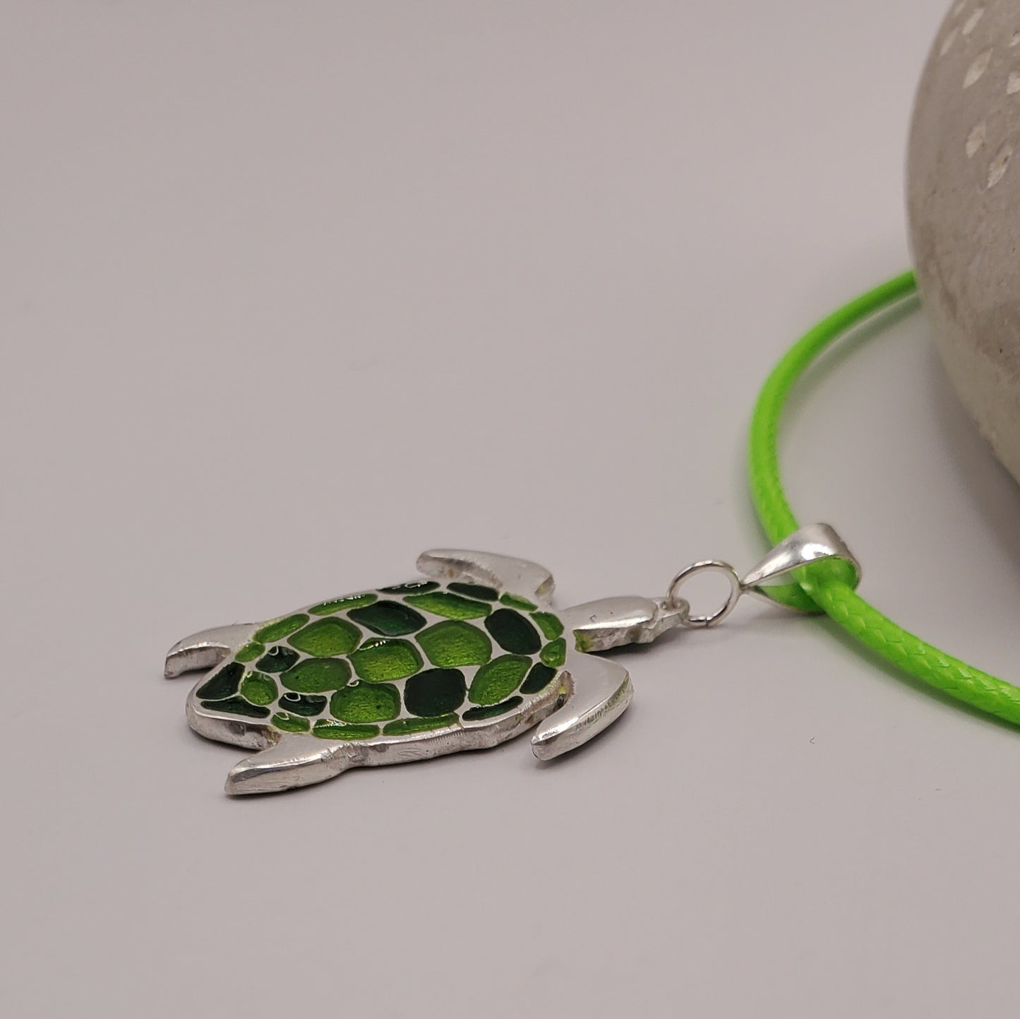 Bijou artisanal email grand feu, tortue de mer, creation Maison CALUB Provence