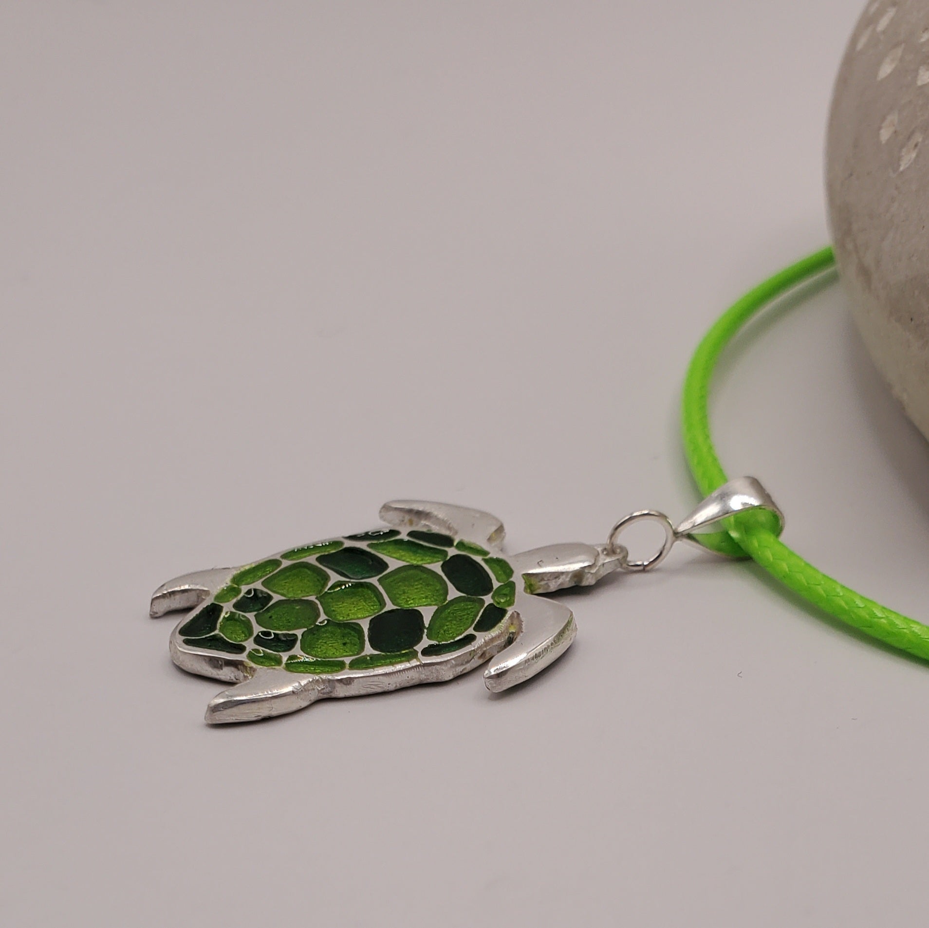 Bijou artisanal email grand feu, tortue de mer, creation Maison CALUB Provence