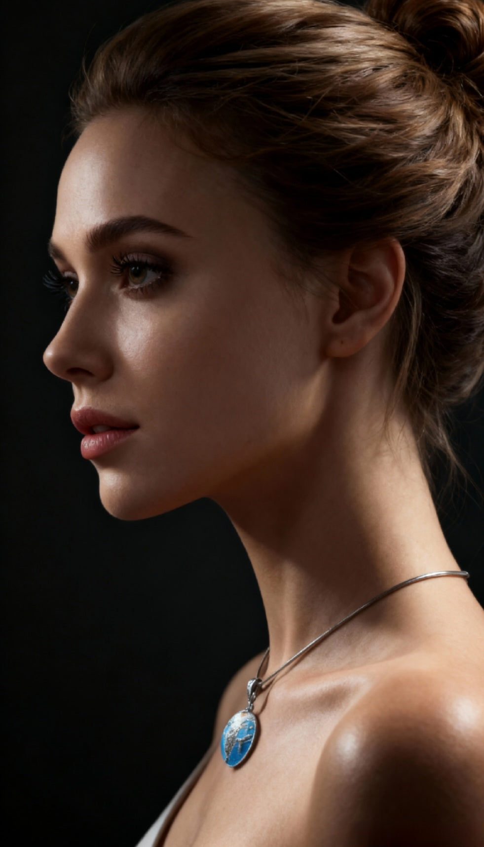 femme portant un pendentif glycine en émail grand feu technique du champlevé couleur bleu ciel - maison CALUB. Bijou artisanal unique