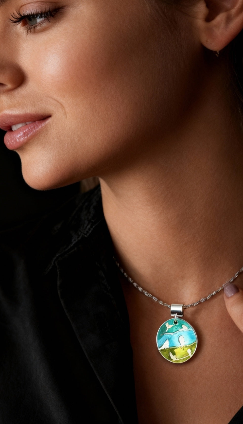 femme portant un pendentif champlevé en émail sur argent fin représentant des oiseaux dans les arbres. Emaux translucides. Bijou artisanal maison Calub les émaux du luberon made in France