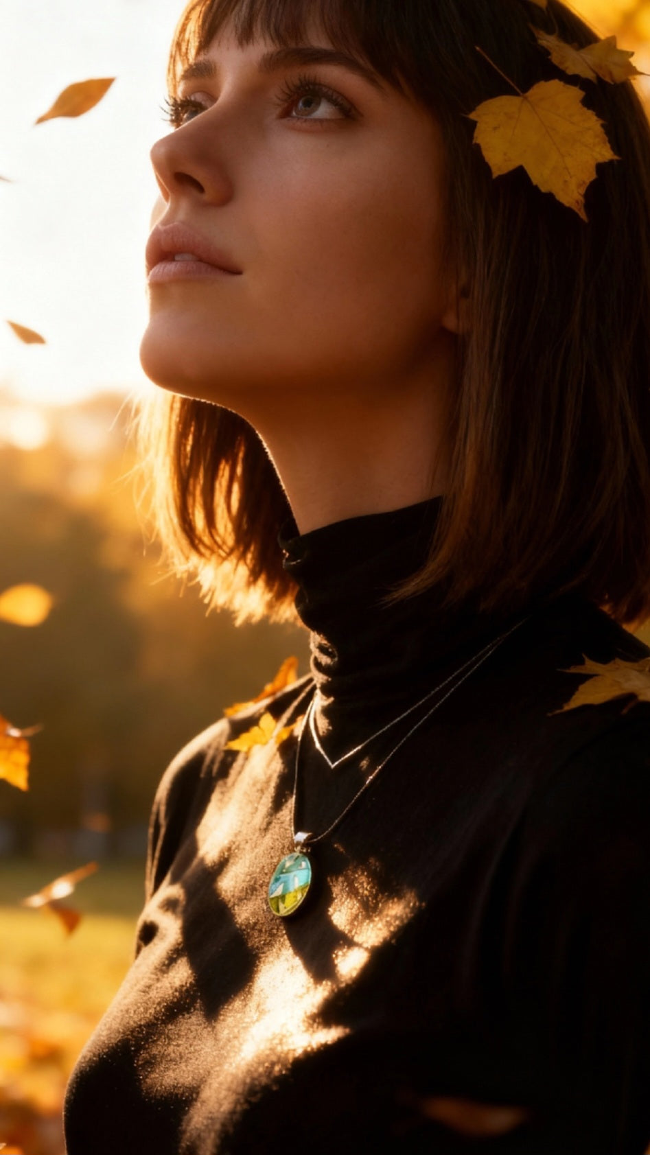 femme portant un pendentif champlevé en émail sur argent fin représentant des oiseaux dans les arbres. Emaux translucides. Bijou artisanal maison Calub les émaux du luberon made in France
