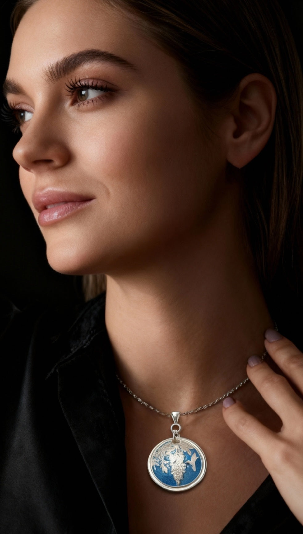 femme portant un pendentif champlevé en émail sur argent fin représentant un papillon sphynx dans les glycines. Emaux translucides. Bijou artisanal maison Calub les émaux du luberon made in France