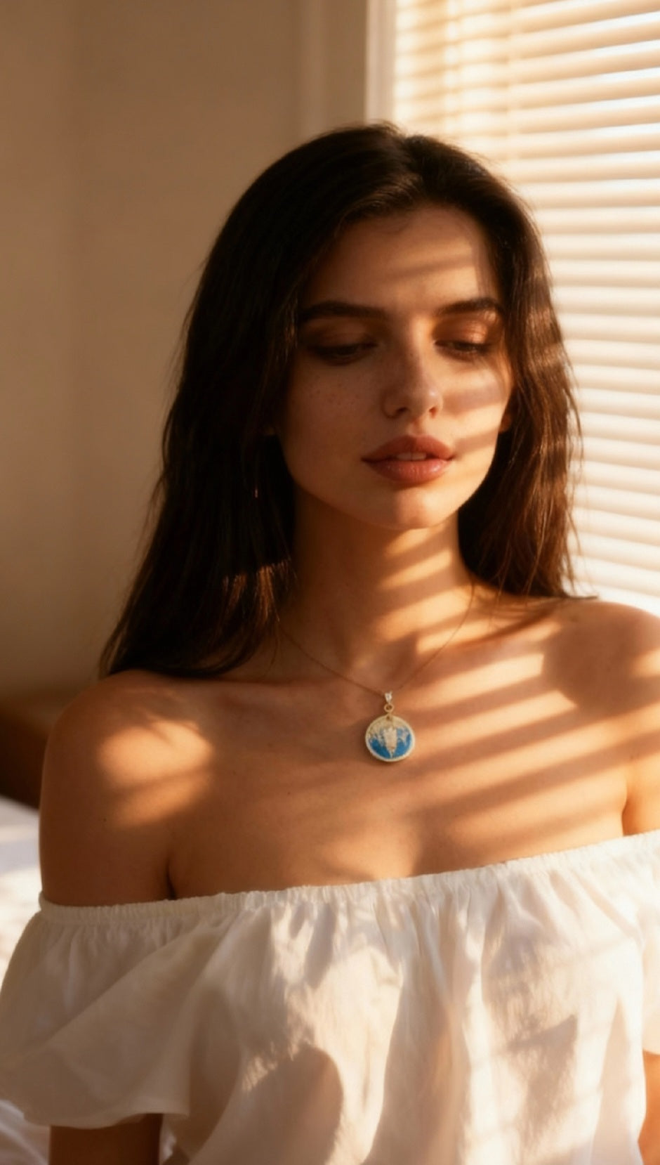 femme portant un pendentif champlevé en émail sur argent fin représentant un papillon sphynx dans les glycines. Emaux translucides. Bijou artisanal maison Calub les émaux du luberon made in France