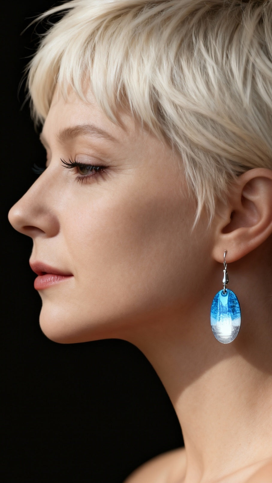 femme portant les boucles d'oreilles de la collection Eau Minérale, émaux bleus translucide et lustre d'argent - maison CALUB - cadeau original femme, bijou artisanal