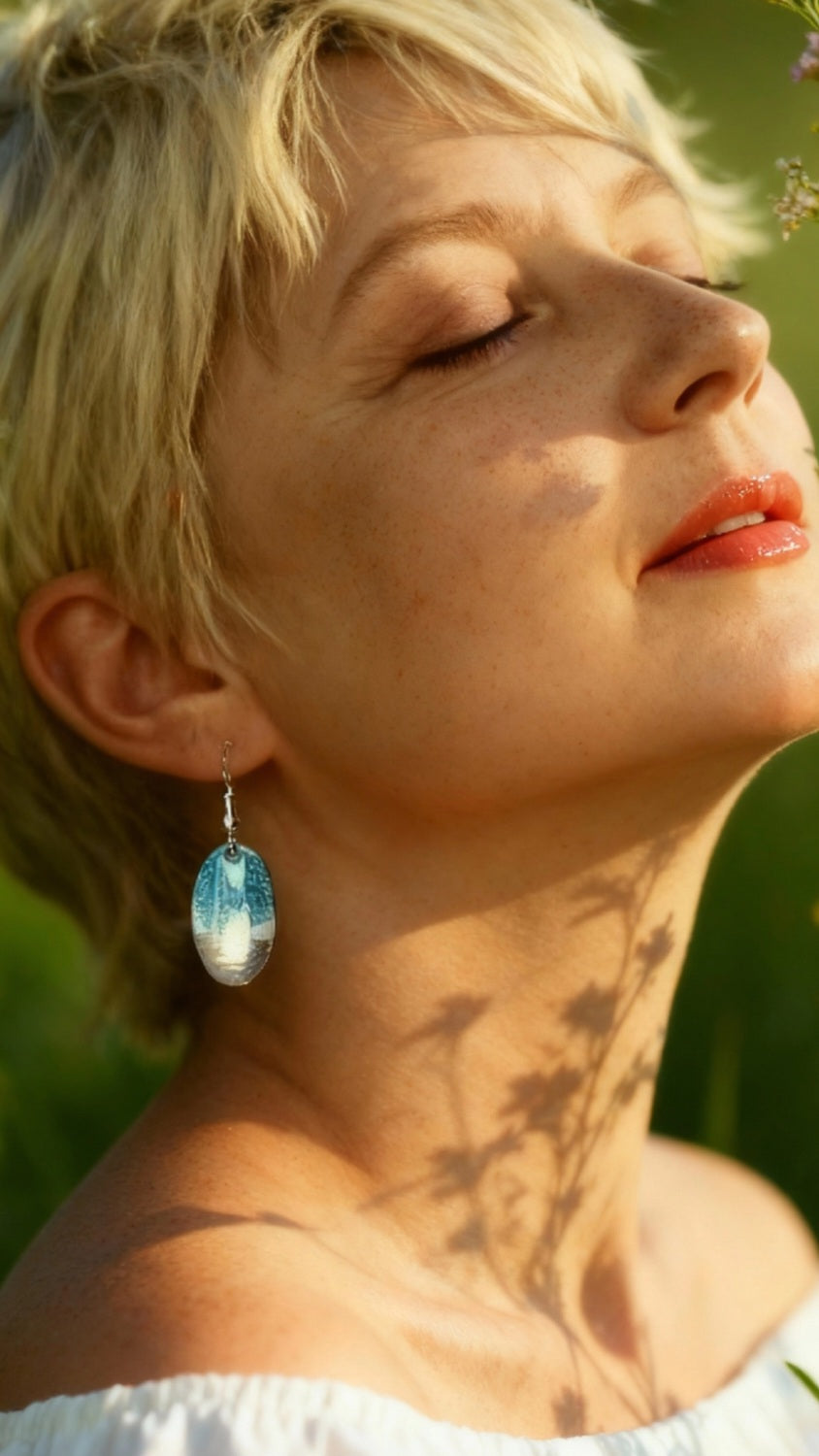 femme portant les boucles d'oreilles de la collection Eau Minérale, émaux bleus translucide et lustre d'argent - maison CALUB - cadeau original femme, bijou artisanal