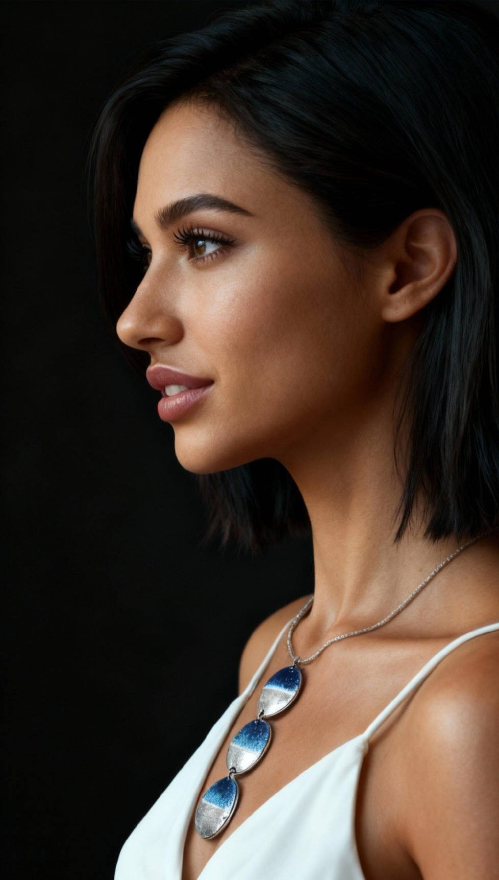 femme portant le collier triptyque de la collection Eau Minérale, composé de 3 médaillons en cascade, émaux et lustre d'argent - maison CALUB - cadeau original femme, bijou artisanal