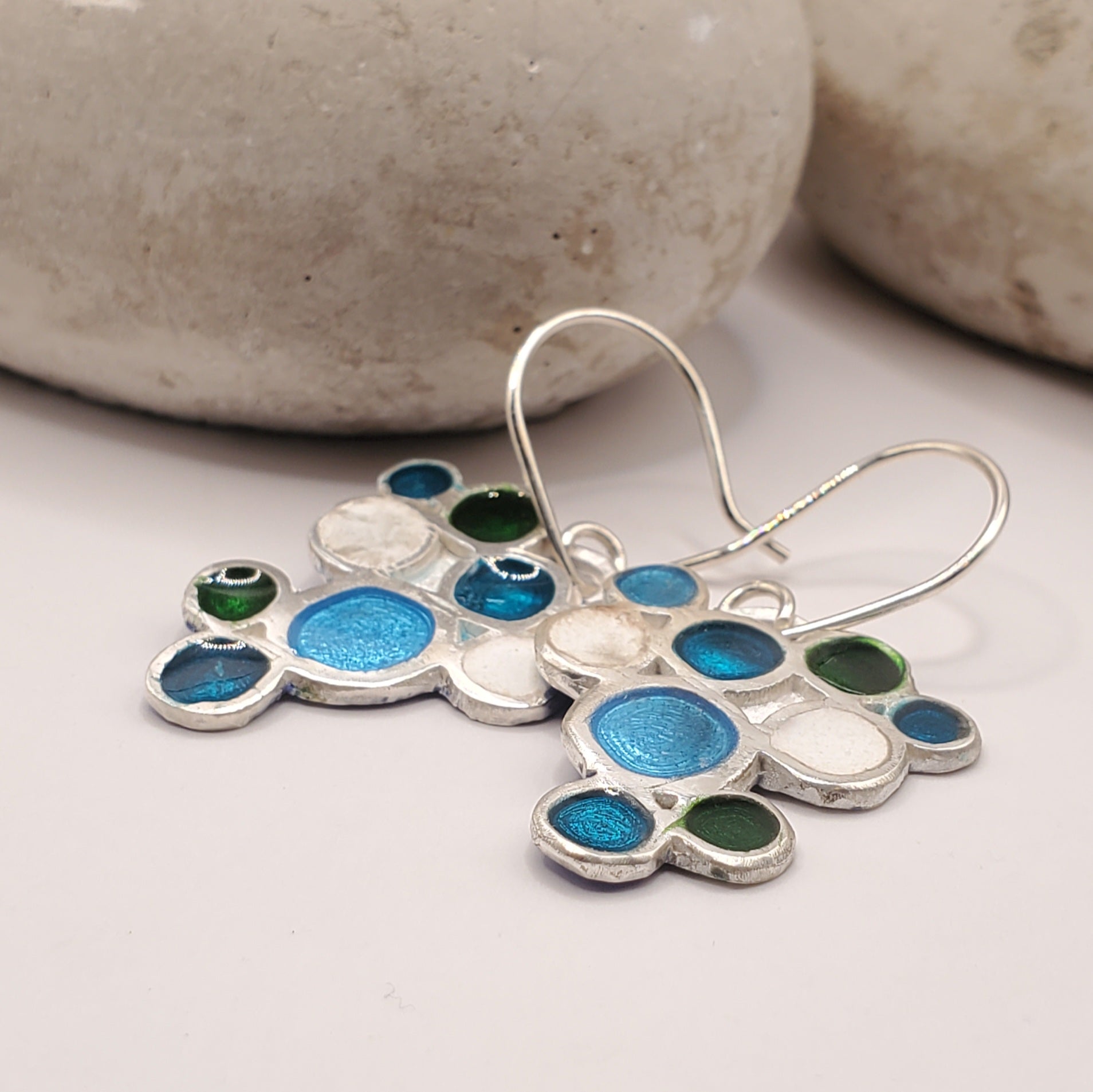 bijou artisanal en émail sur argent , boucles d'oreilles en émail grand feu représentant une grappe de raisin.