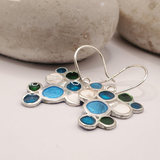 bijou artisanal en émail sur argent , boucles d'oreilles en émail grand feu représentant une grappe de raisin.