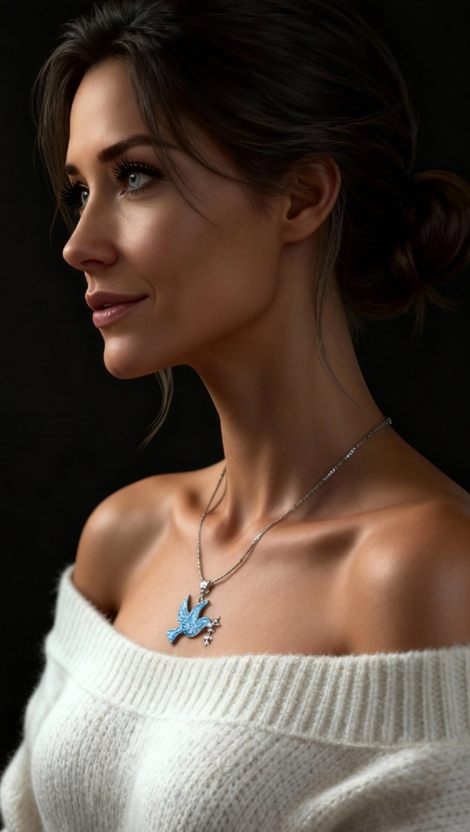 femme portant le Pendentif basse-taille en émail sur argent fin colombe de la paix contemporain. Bijou artisanal réalisé à la main chez maison Calub les émaux du Luberon. Email translucide bleu