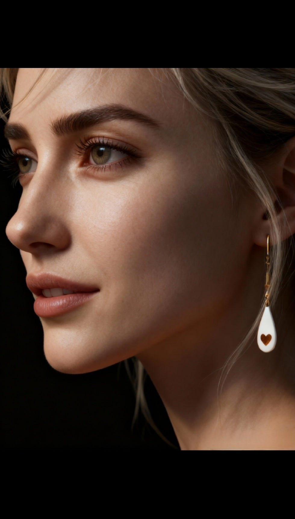 petites boucles d'oreilles gouttes émaux blancs avec des petits coeurs de lustre d'or. bijou artisanal en émail, création maison calub.