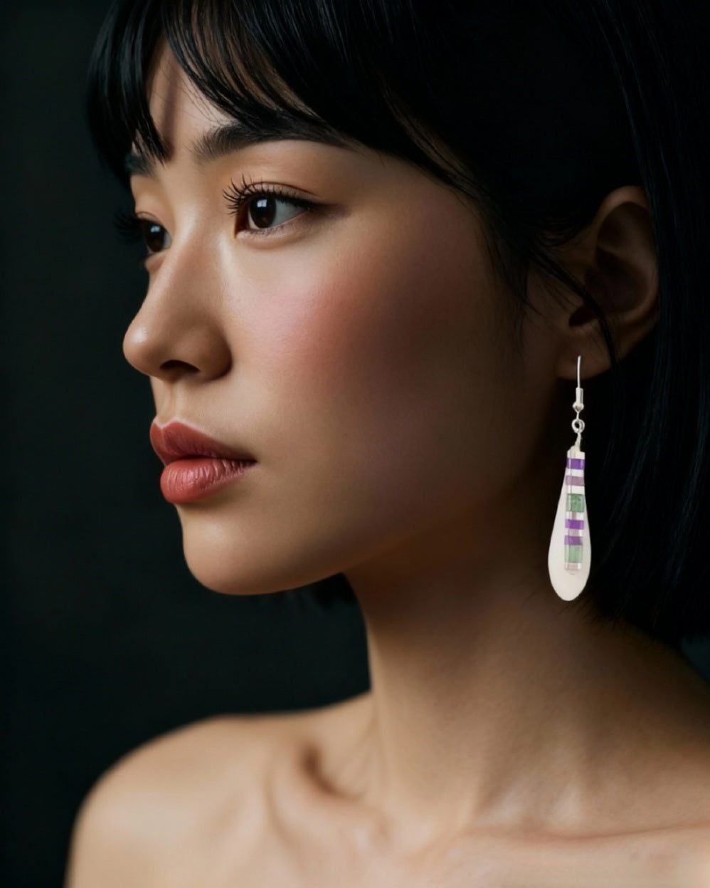 jeune femme portant des boucles d'oreilles forme goutte  emaux - bijou en email  original de maison calub  avec perles myuki