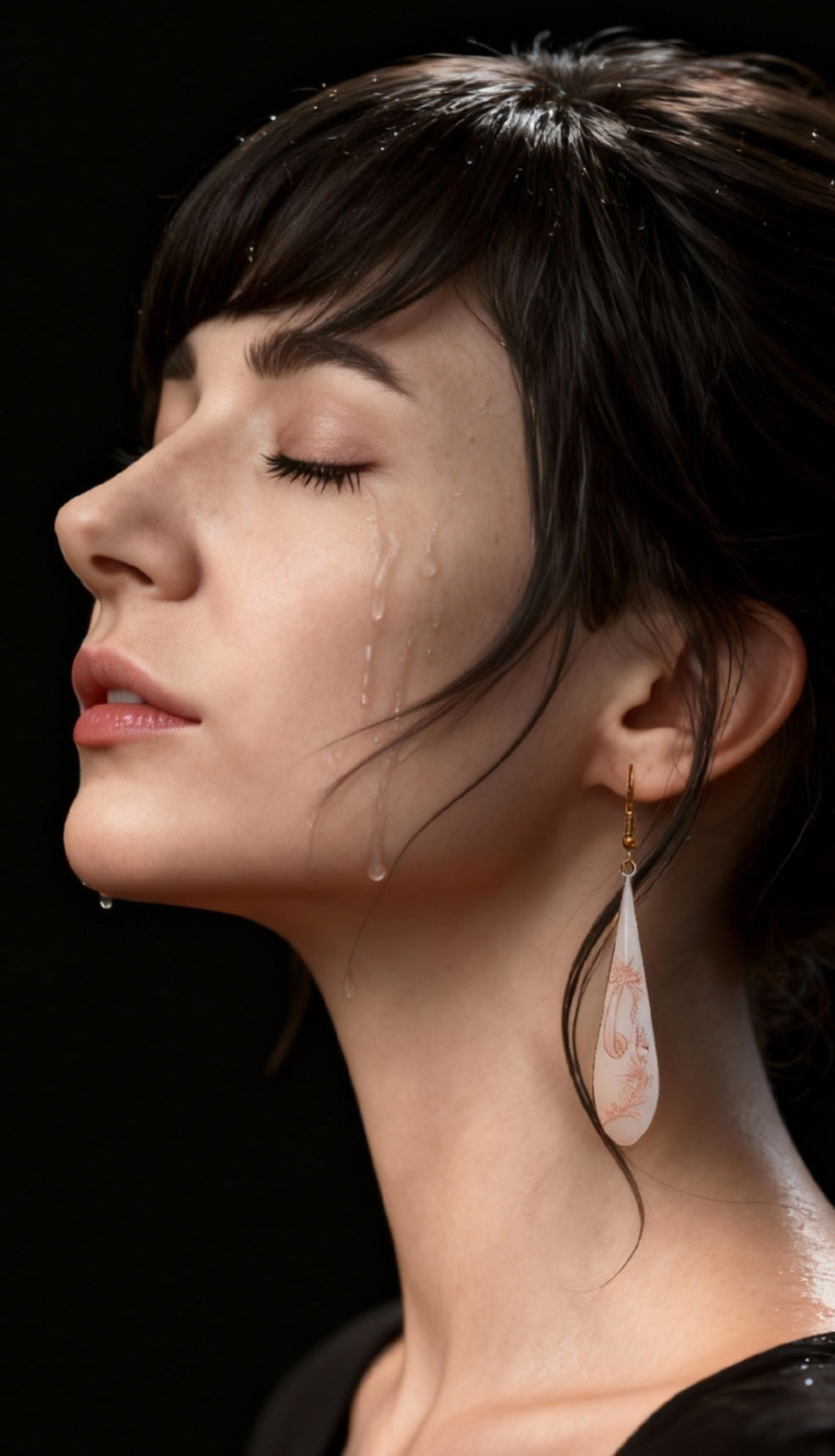 femme avec des boucles d'oreilles gouttes longues en émail sur cuivre aux motifs très fin de plumes . Bijou artisanal maison calub les émaux du Luberon