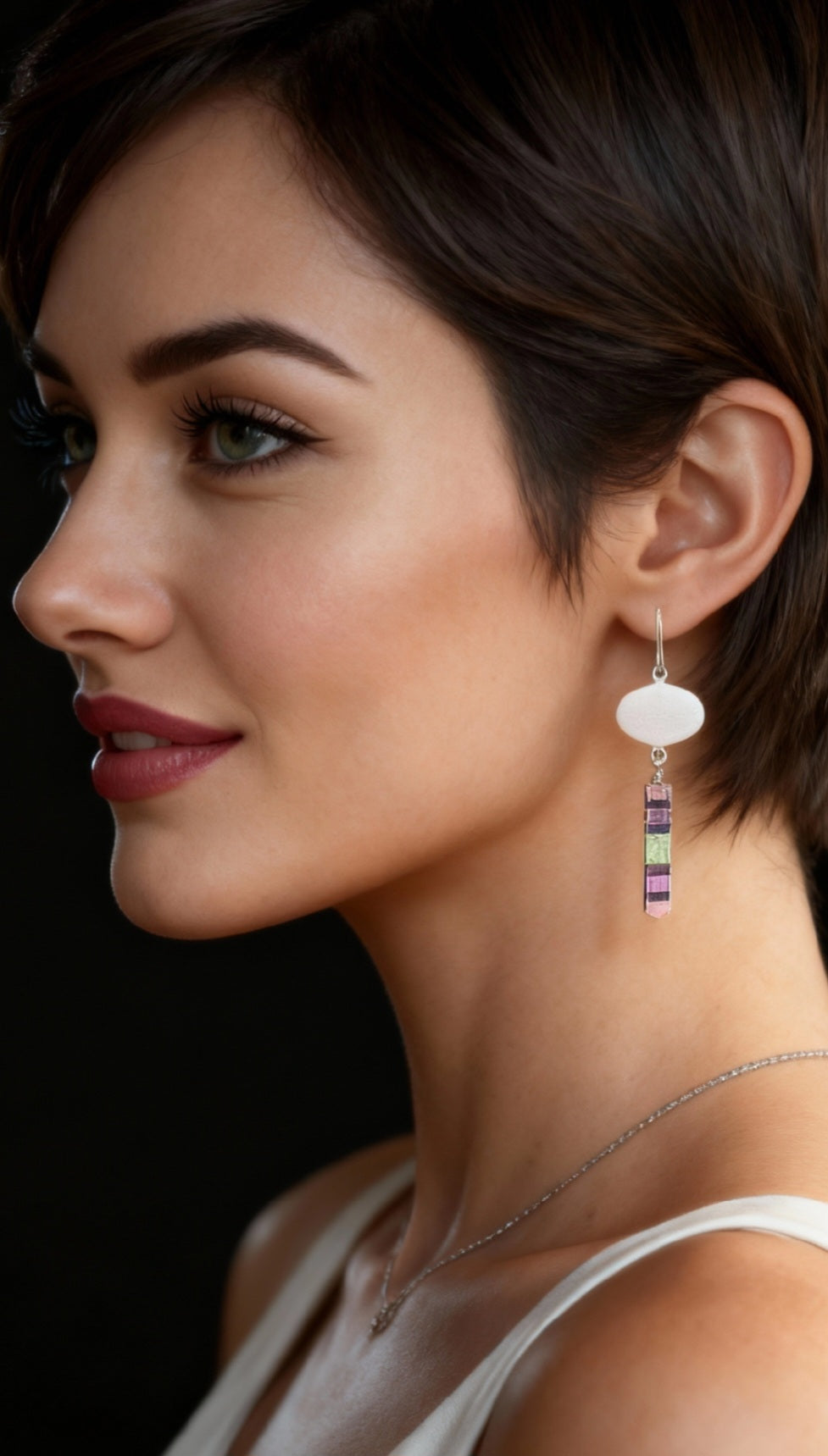 jeune femme portant les boucles d'oreilles longues pendant emaux de la maison CALUB, bijou artisanal en email avec perles miyuki