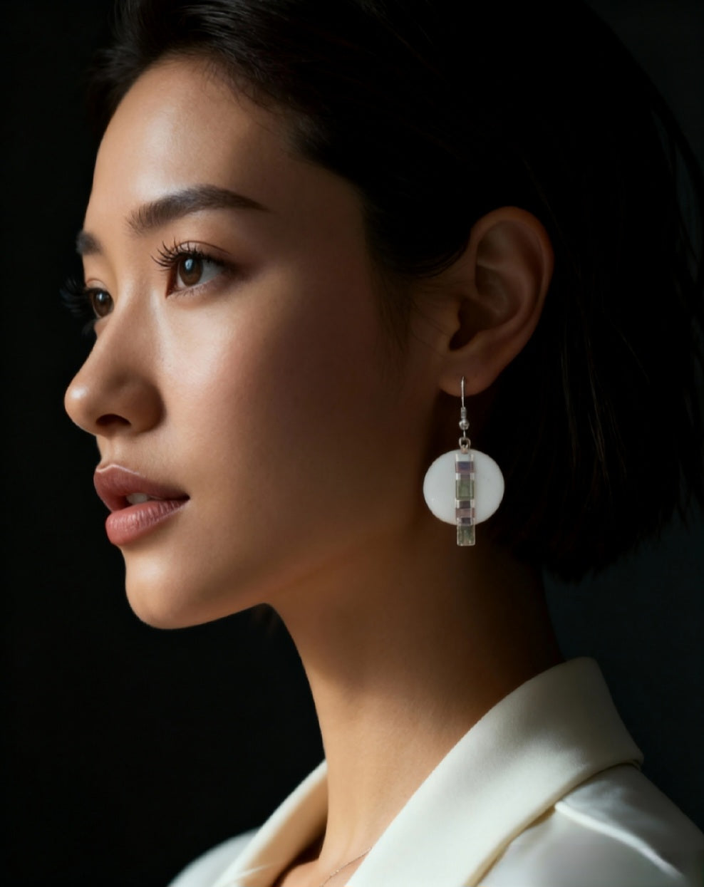 jeune femme portant des boucles d'oreilles rondes pendant émaux de la maison CALUB, bijou artisanal en email avec perles miyuki