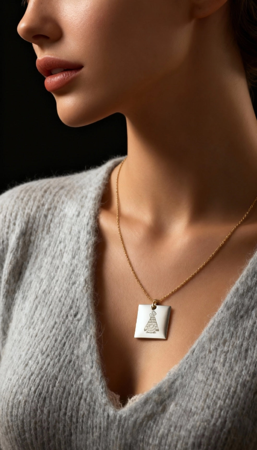 femme portant un petit pendentif carré blanc en émail au motif de petit lutin chez maison calub cadeau original