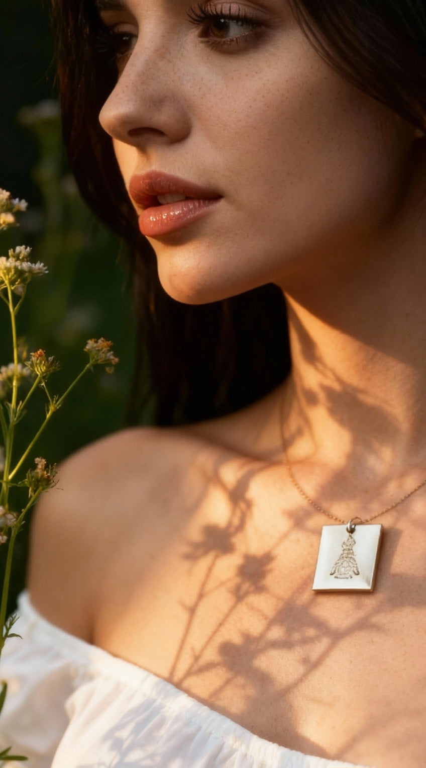 jeune femme qui porte un petit pendentif carré blanc en émail au motif de petit lutin chez maison calub cadeau original