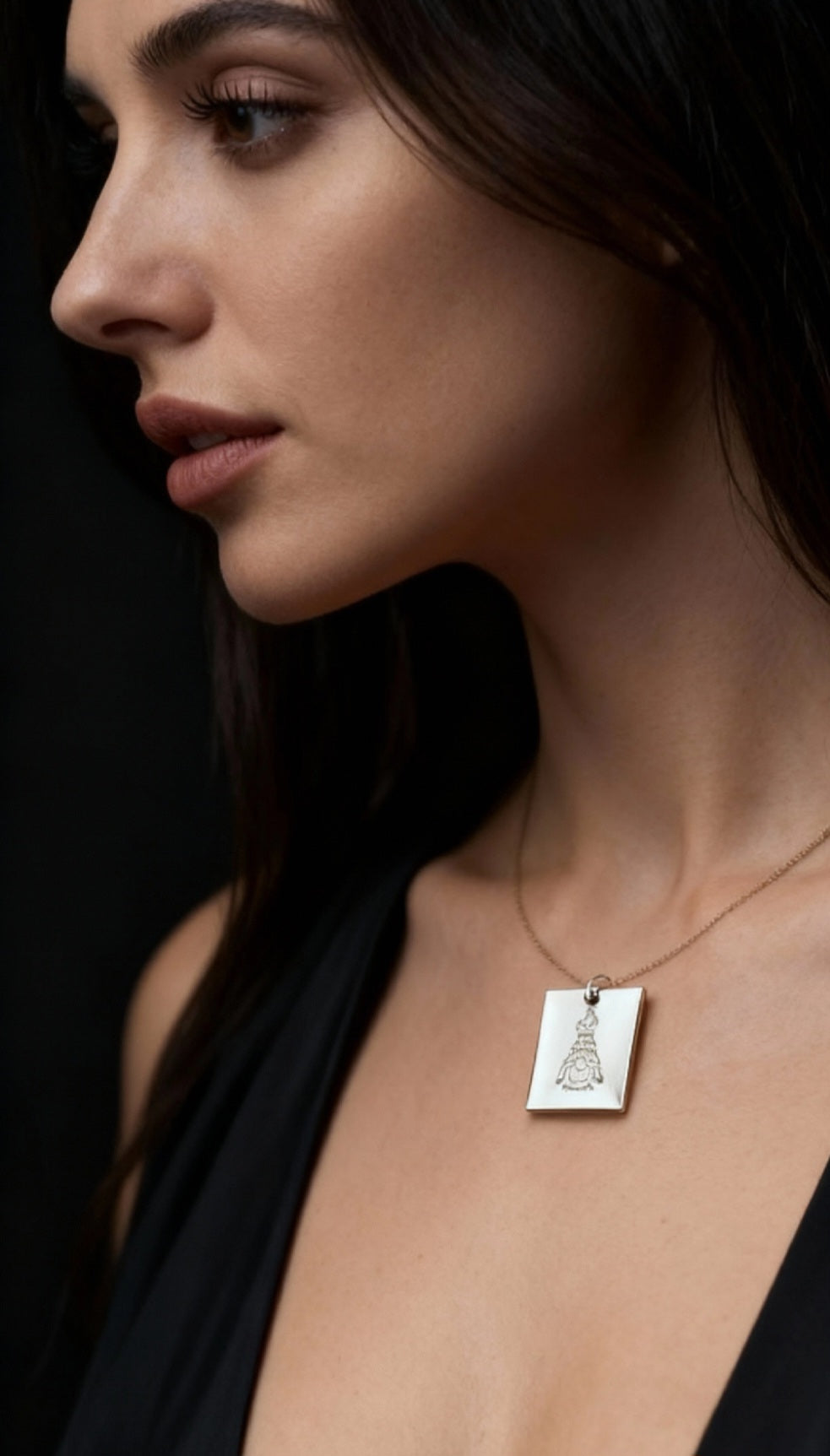 femme portant un petit pendentif carré blanc en émail au motif de petit lutin chez maison calub cadeau original