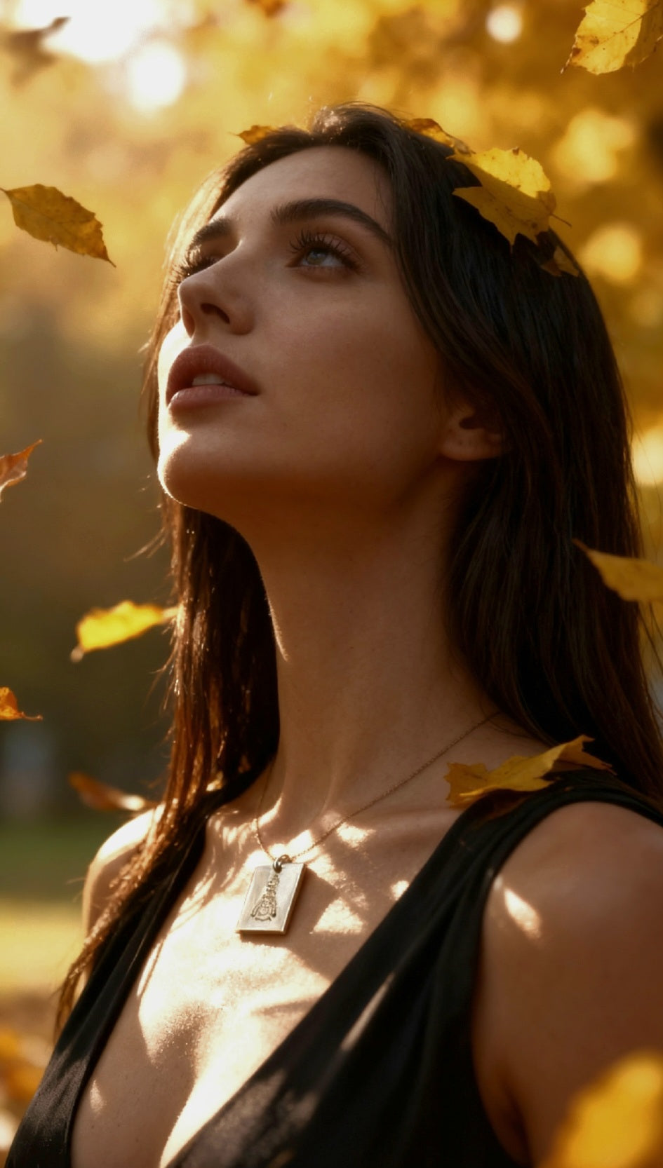 femme portant un petit pendentif carré blanc en émail au motif de petit lutin chez maison calub cadeau original
