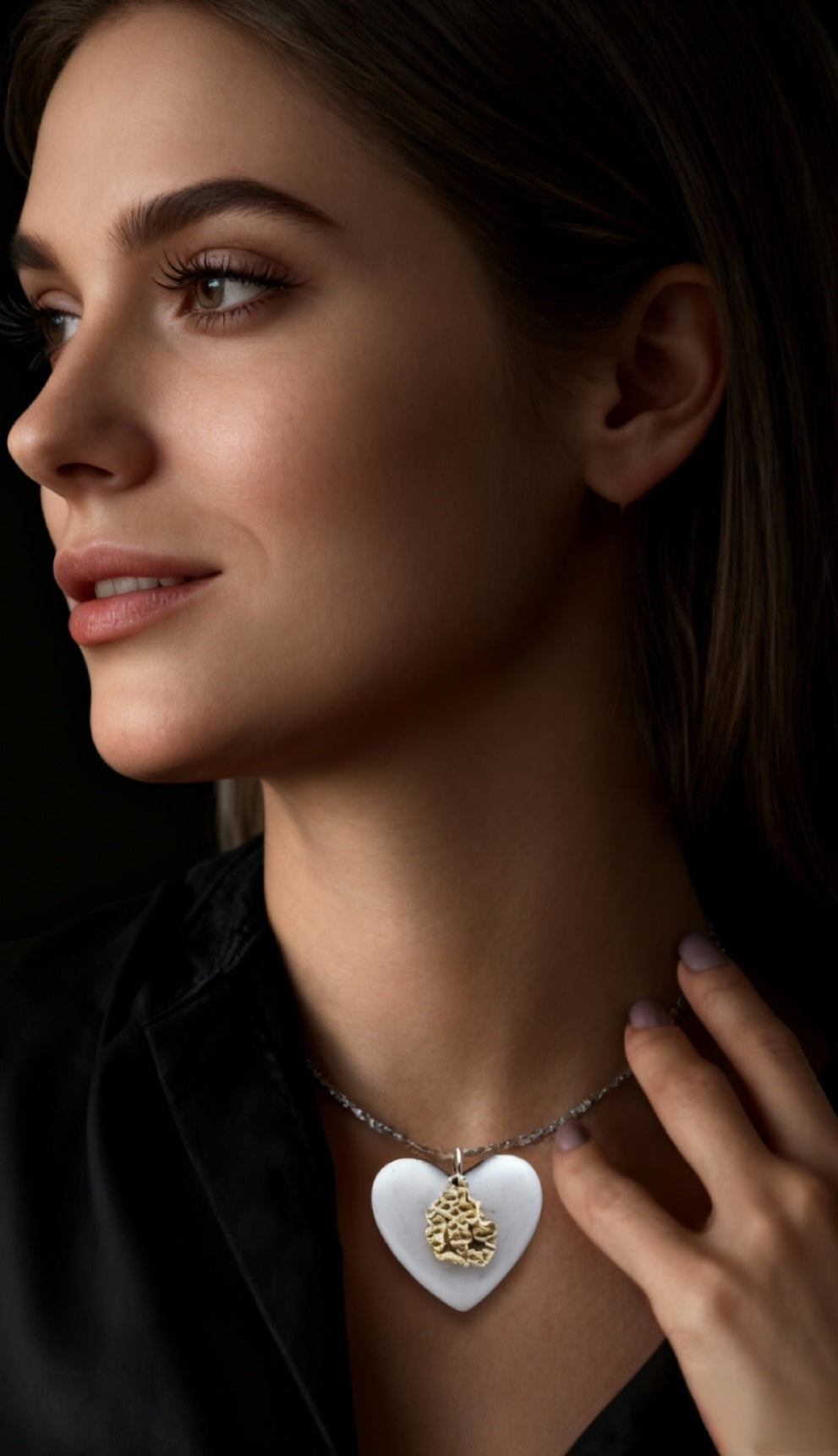 femme portant un bijou fait main made in france version élégante du pendentif en email sur cuivre effet céramique avec breloque en argent fin chez maison calub les émaux du Luberon