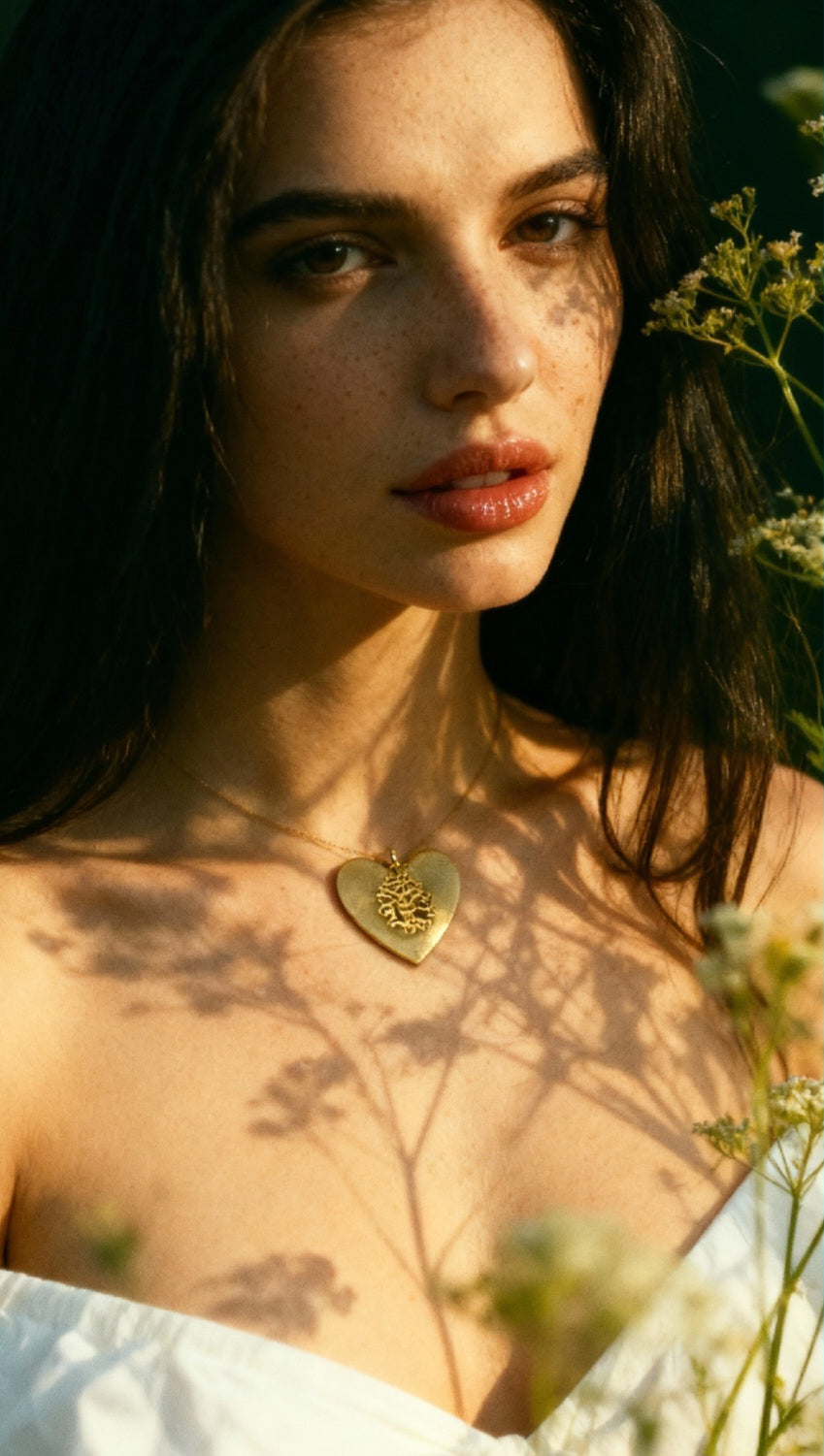 femme qui porte un bijou fait main made in france version élégante du pendentif en email sur cuivre effet céramique avec breloque en argent fin chez maison calub les émaux du Luberon