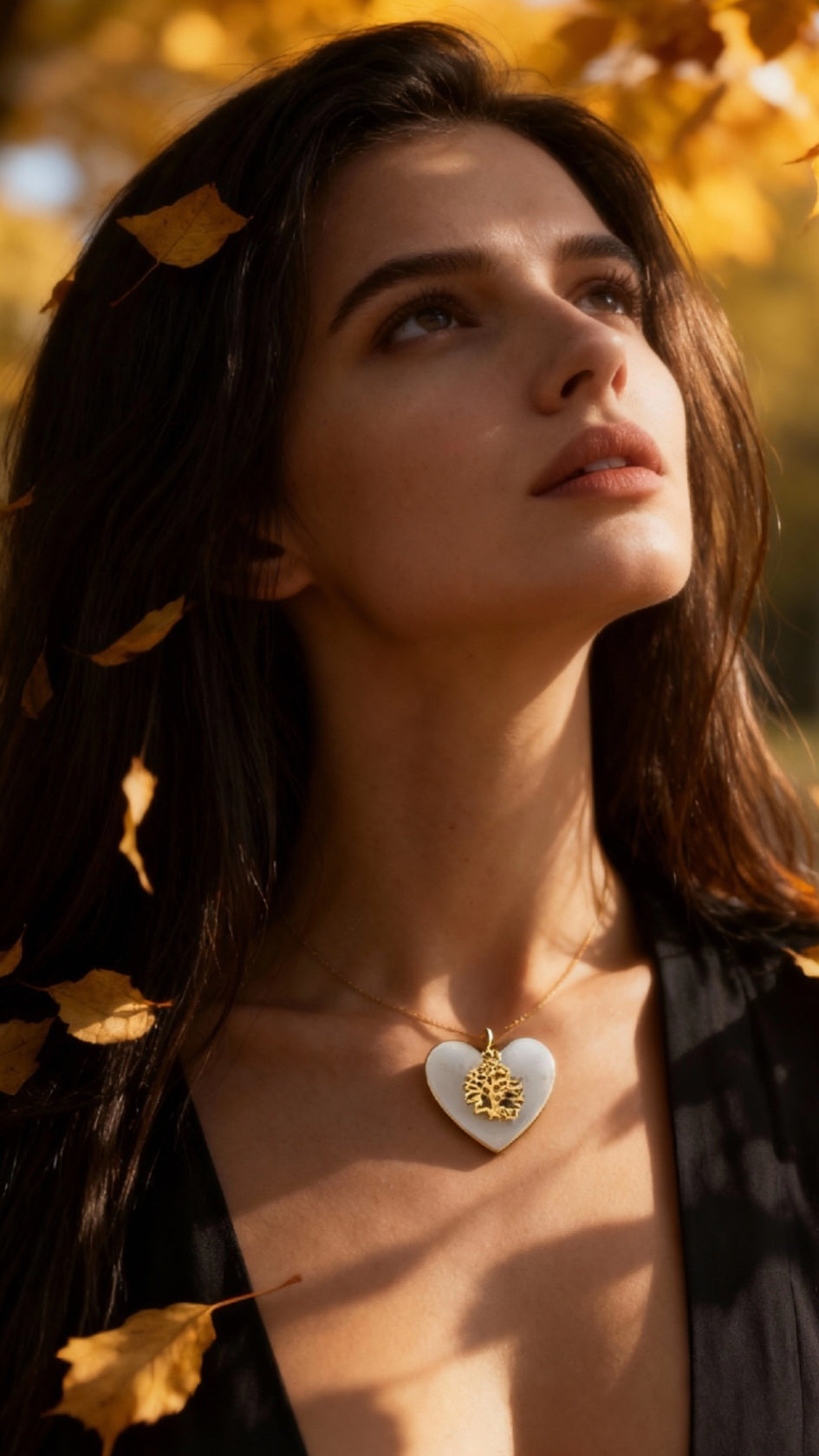 femme portant un bijou fait main made in france version élégante du pendentif en email sur cuivre effet céramique avec breloque en argent fin chez maison calub les émaux du Luberon