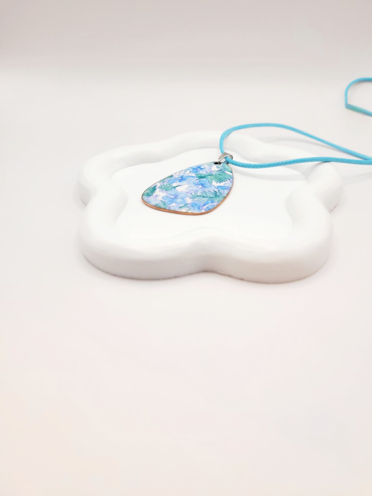 collier de la ligne Liberty chez maison CALUB, pendentif en émail peint à la main monté sur un cordon noir, création artisanale originale