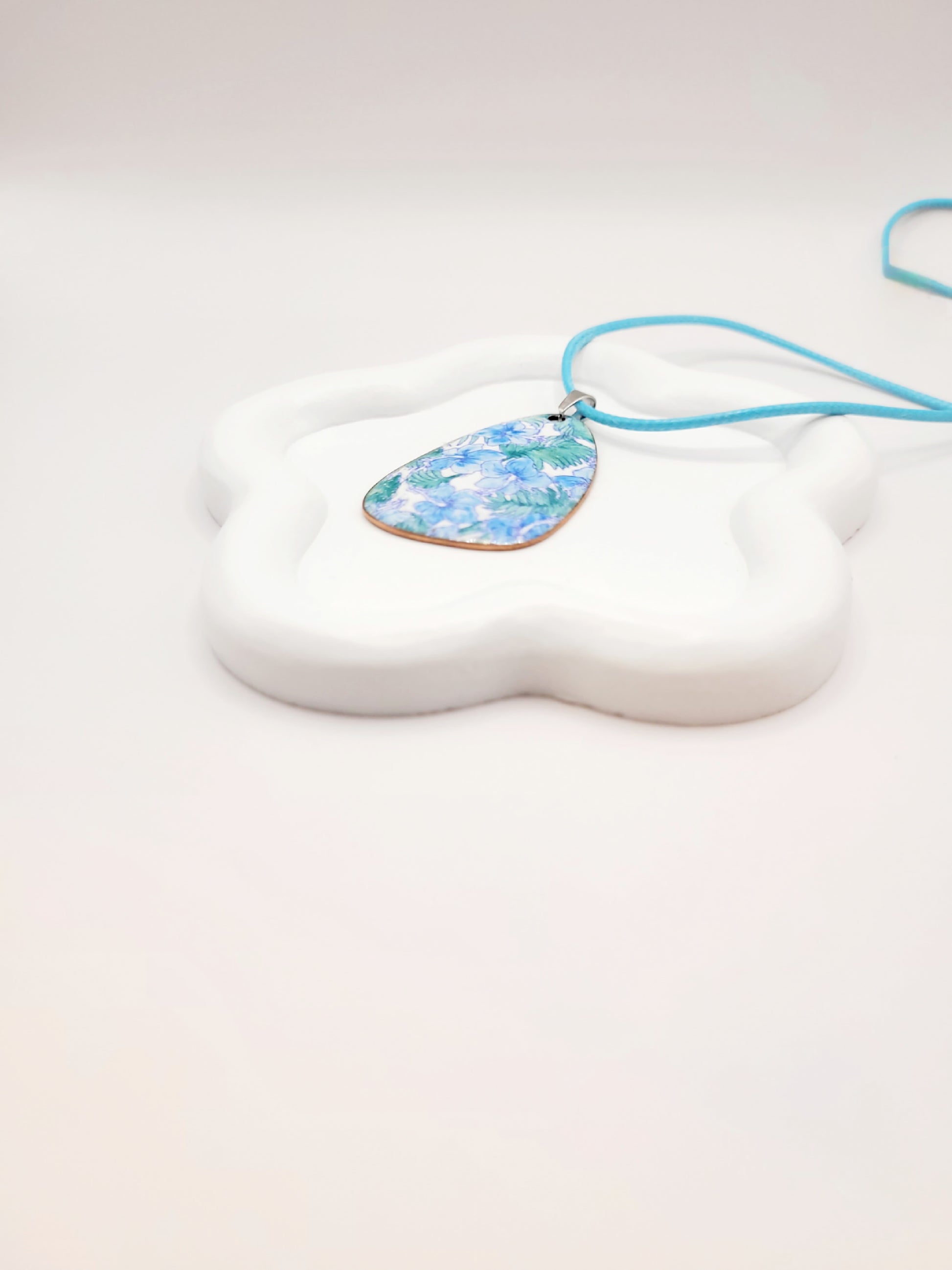 collier de la ligne Liberty chez maison CALUB, pendentif en émail peint à la main monté sur un cordon noir, création artisanale originale