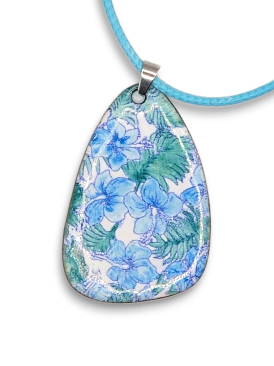 collier de la ligne Liberty chez maison CALUB, pendentif triangulaire en émail peint à la main monté sur un cordon noir. Création artisanale maison calub
