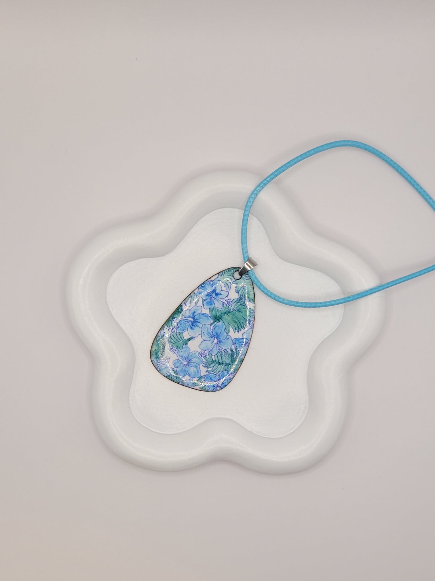 collier de la ligne Liberty chez maison CALUB, pendentif en émail peint à la main monté sur un cordon noir, création artisanale originale