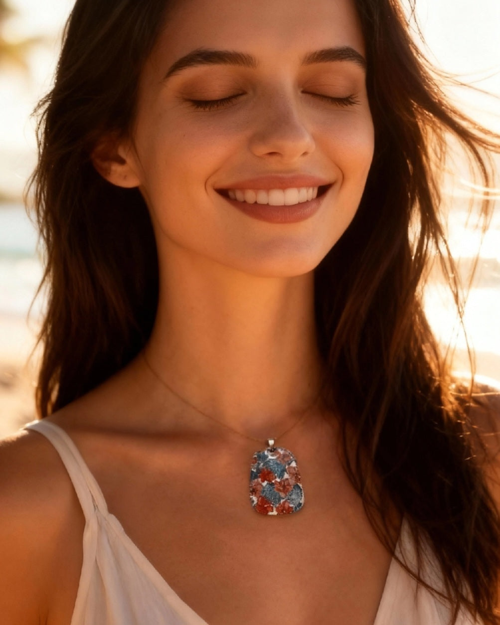femme avec pendentif de la ligne Liberty chez maison CALUB, forme trapèze, en émail peint à la main dans les tons rouges et verts, et monté sur un simple cordon