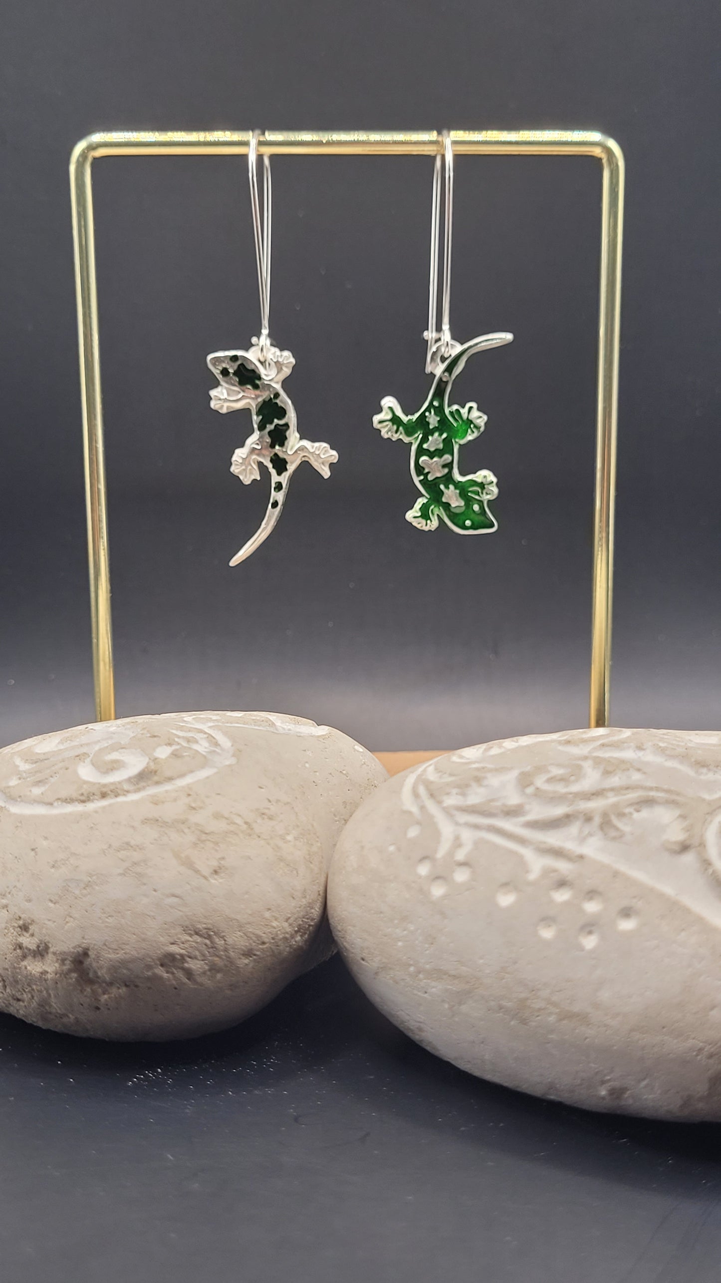Détail bijou email sur argent fin, gecko vert émeraude taches argent