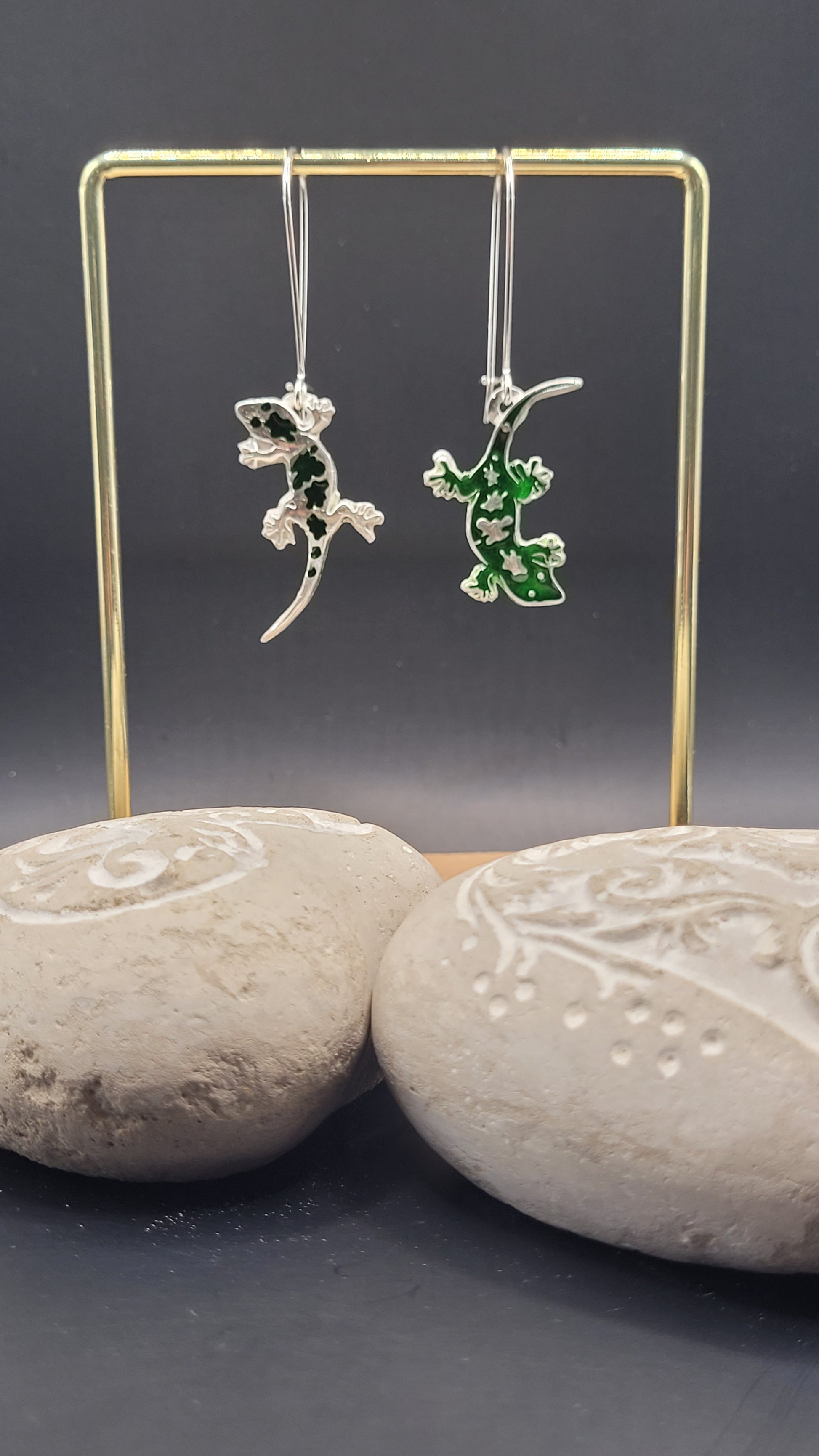 Détail bijou email sur argent fin, gecko vert émeraude taches argent