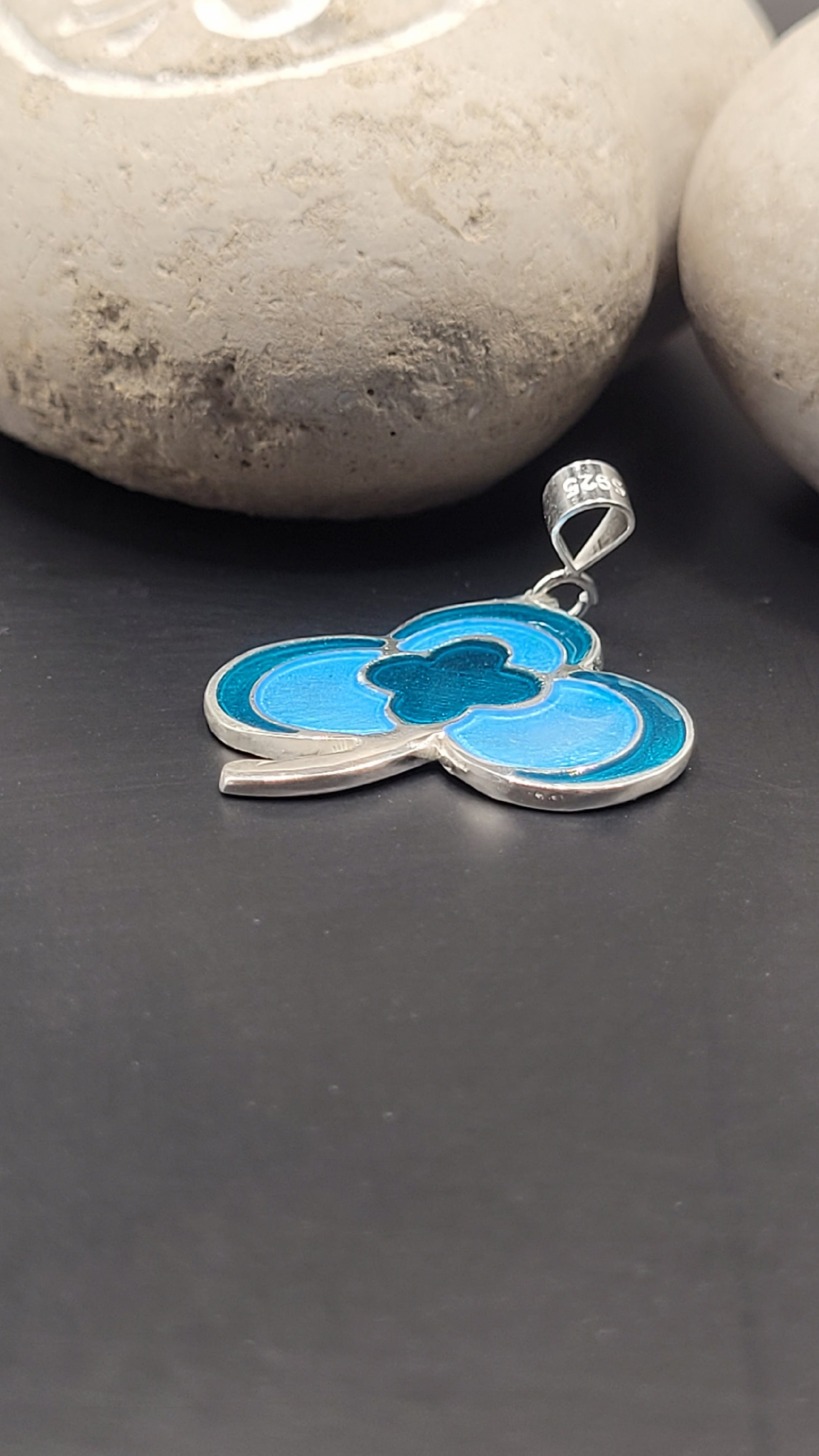 Bijou email sur argent fin, design trèfle bleu ciel