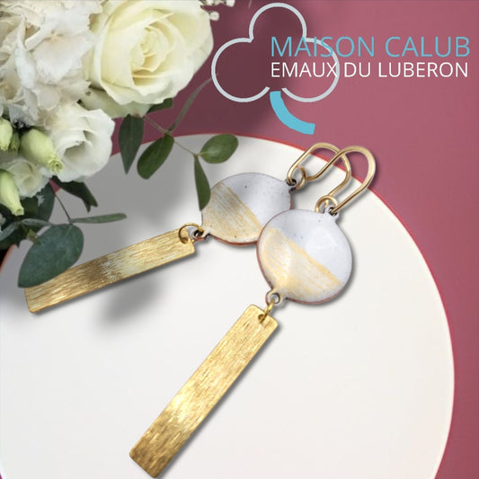 Boucles d'oreilles médaillon bicolore émail blanc et mica doré avec breloque laiton texturé - bijou artisanal fait main Maison CALUB

