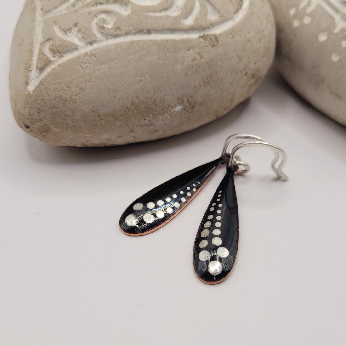 Boucles d'Oreilles Gouttes Émail Noir - Pois Lustre d'Argent - Argent 950 - Fait Main
