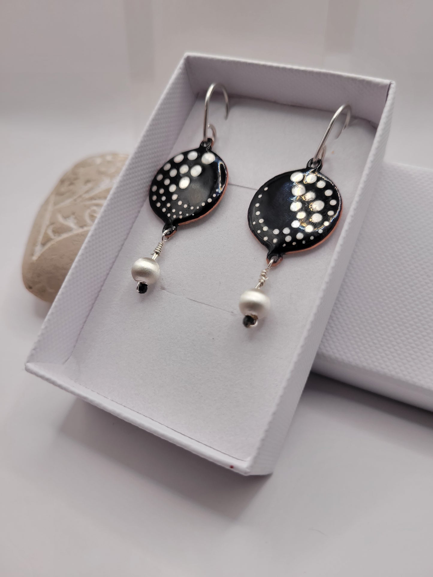 Boucles d'Oreilles Rondes Émail Noir - Pois Lustre d'Argent - Perle Argent Satiné - Fait Main