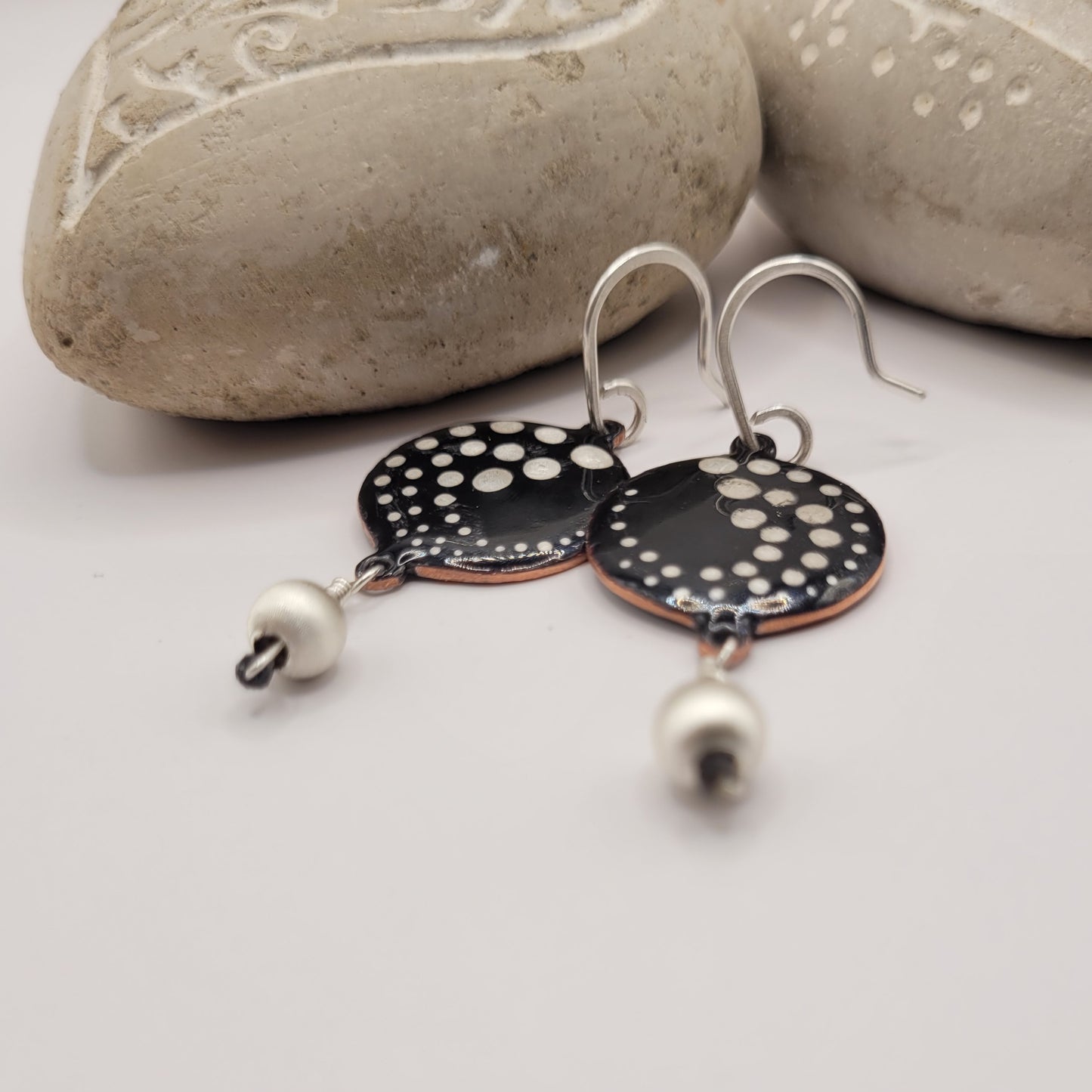 Boucles d'Oreilles Rondes Émail Noir - Pois Lustre d'Argent - Perle Argent Satiné - Fait Main