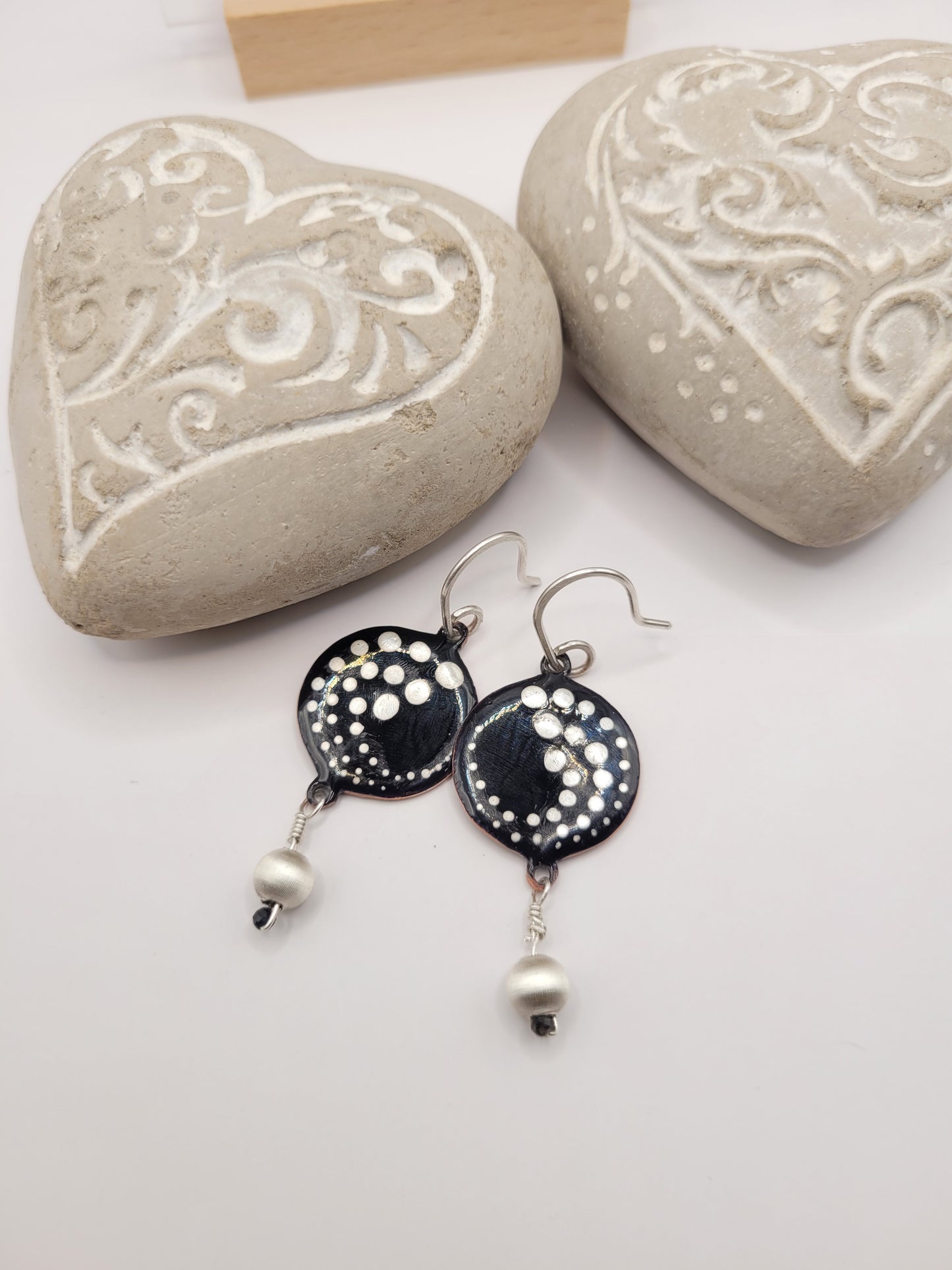Boucles d'Oreilles Rondes Émail Noir - Pois Lustre d'Argent - Perle Argent Satiné - Fait Main