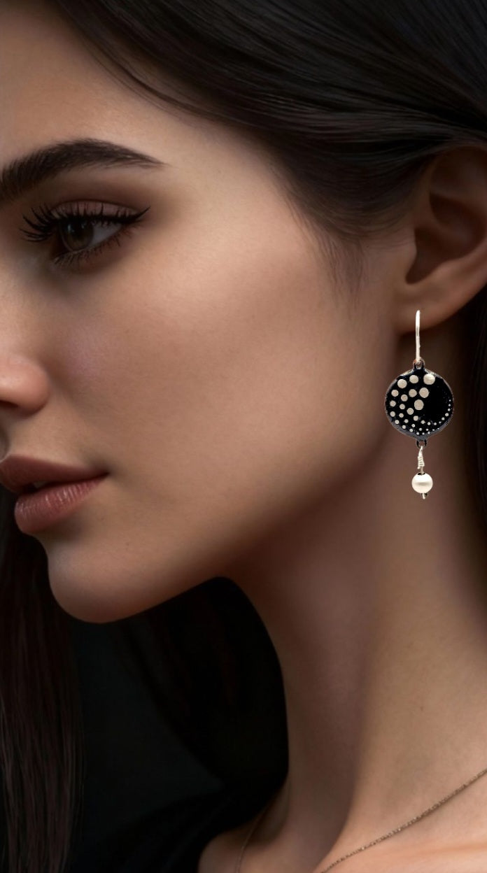 Boucles d'Oreilles Rondes Émail Noir - Pois Lustre d'Argent - Perle Argent Satiné - Fait Main