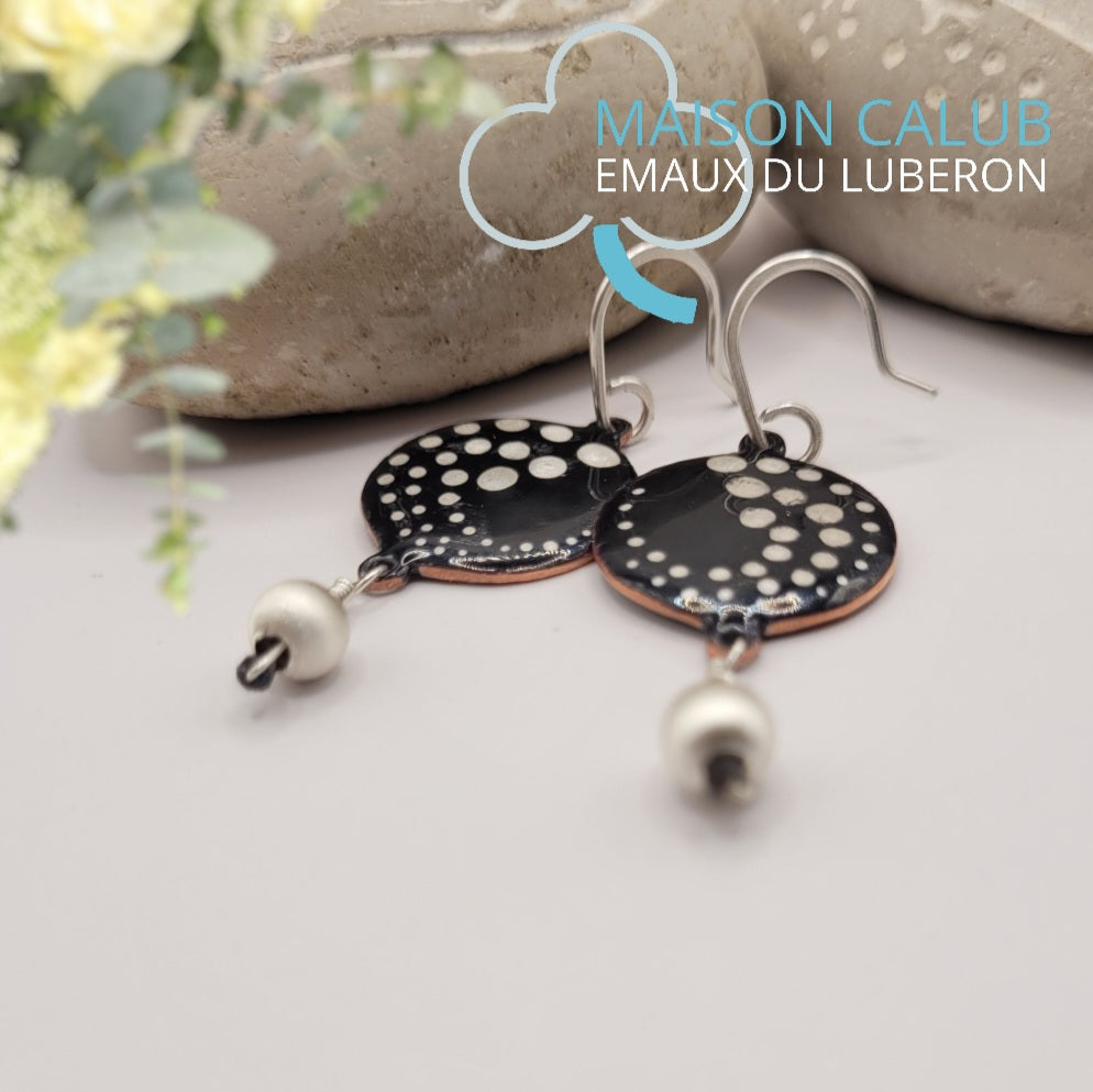 Boucles d'Oreilles Rondes Émail Noir - Pois Lustre d'Argent - Perle Argent Satiné - Fait Main