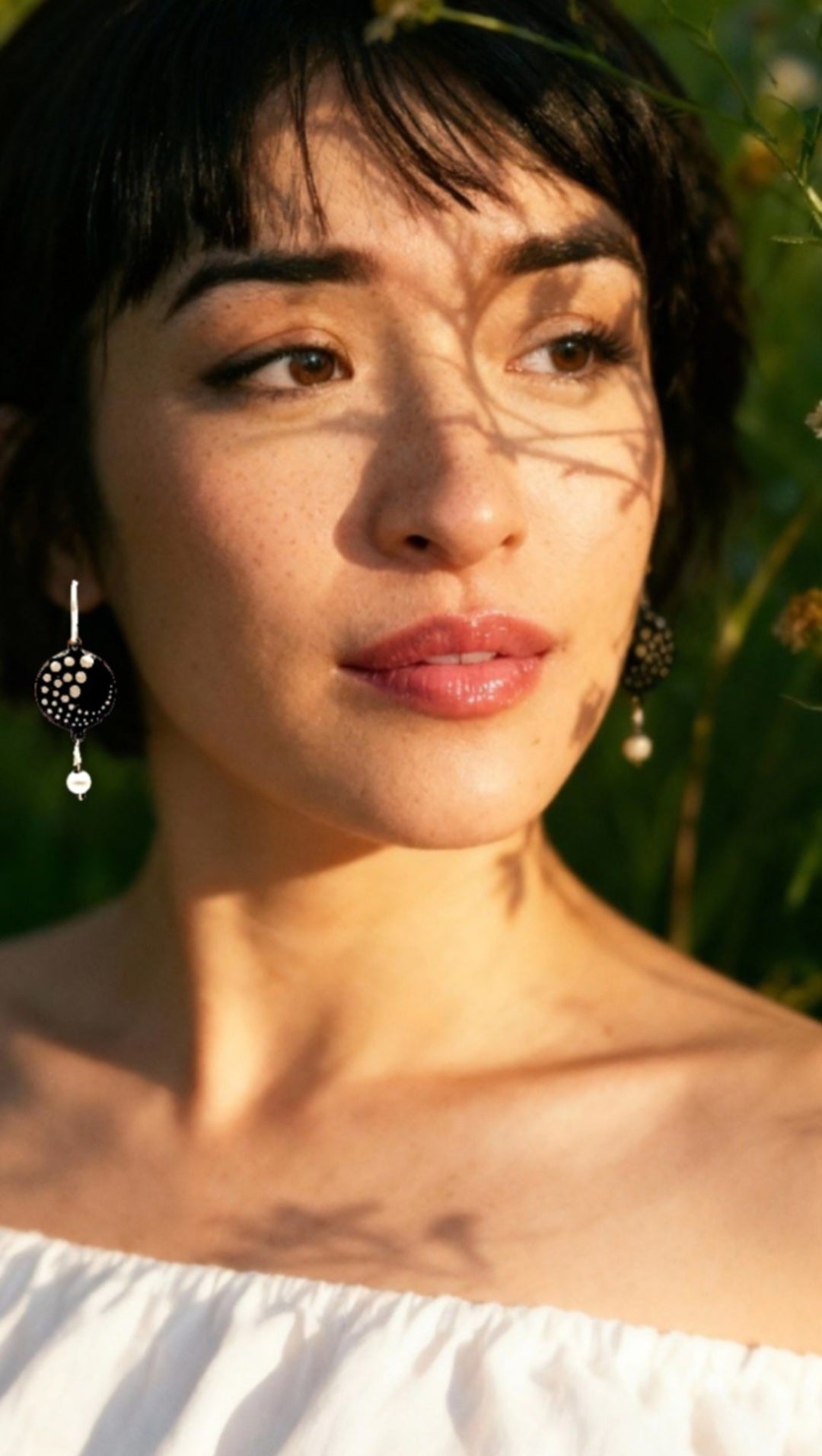 Boucles d'Oreilles Rondes Émail Noir - Pois Lustre d'Argent - Perle Argent Satiné - Fait Main